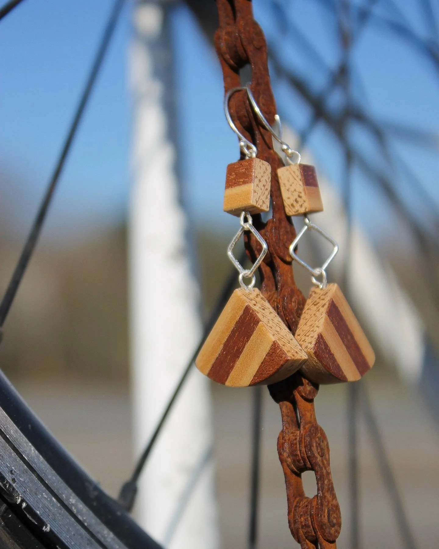 Boucles d&rsquo;oreilles en ch&ecirc;ne avec des motifs de marqueterie lin&eacute;aire en sipo et &eacute;rable, et appr&ecirc;ts en argent 925.

Si vous &ecirc;tes int&eacute;ress&eacute;(e), n&rsquo;h&eacute;sitez pas &agrave; m&rsquo;envoyer un me