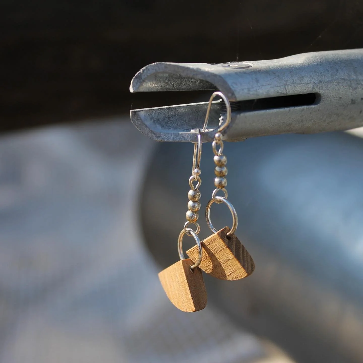 Boucles d&rsquo;oreilles avec un pendentif simple en ch&ecirc;ne, les appr&ecirc;ts et perles sont en argent 925. 

Si vous &ecirc;tes int&eacute;ress&eacute;(e), n&rsquo;h&eacute;sitez pas &agrave; m&rsquo;envoyer un message ! 

#DaikuNoKi #bouclesd