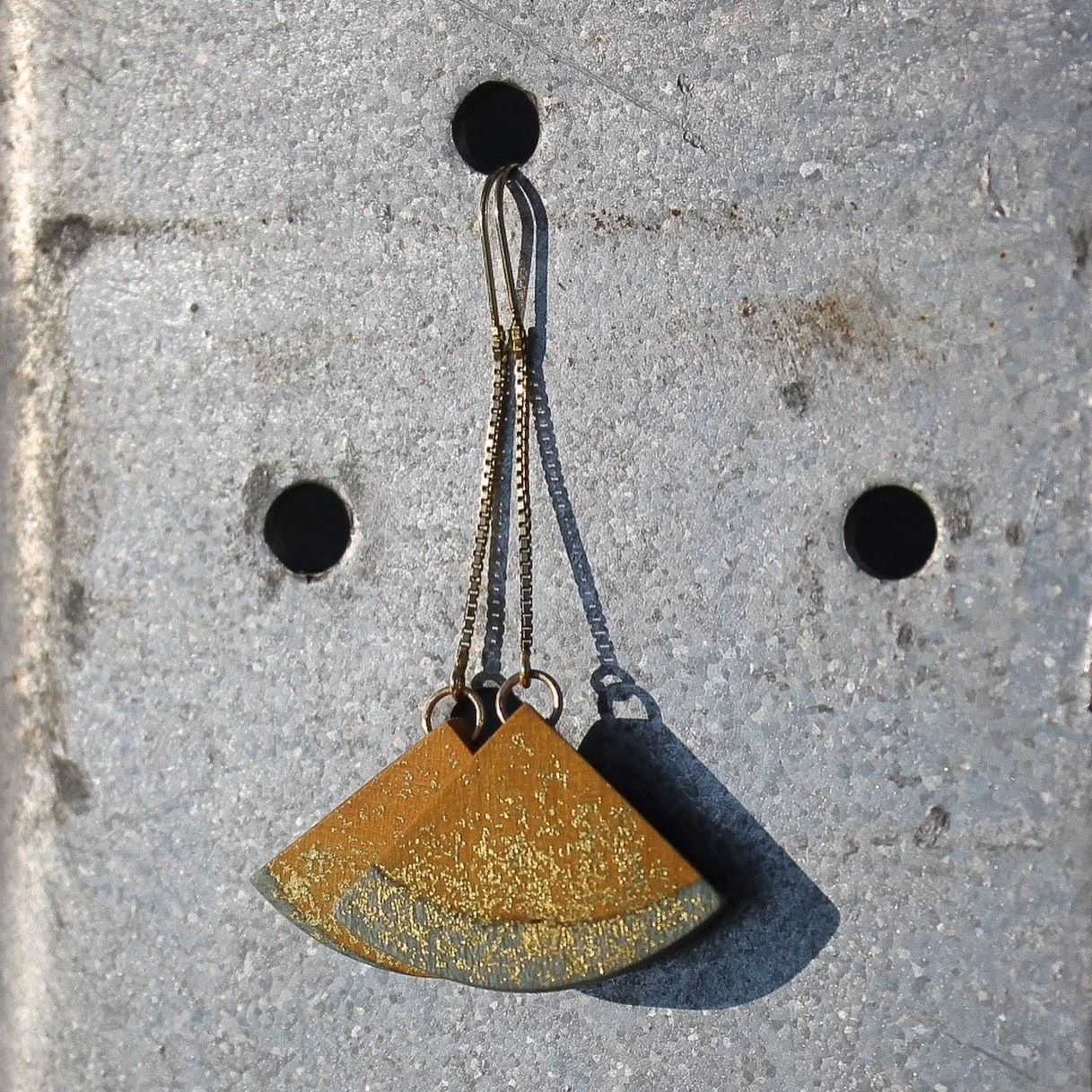 Boucles d&rsquo;oreilles longues en chutes de poirier, recouvert de feuilles de placage de poirier tint&eacute; bleu et jaune avec un motif &agrave; la feuille d&rsquo;or. 
Le verso de la pi&egrave;ce est plaqu&eacute; en palissandre et les appr&ecir