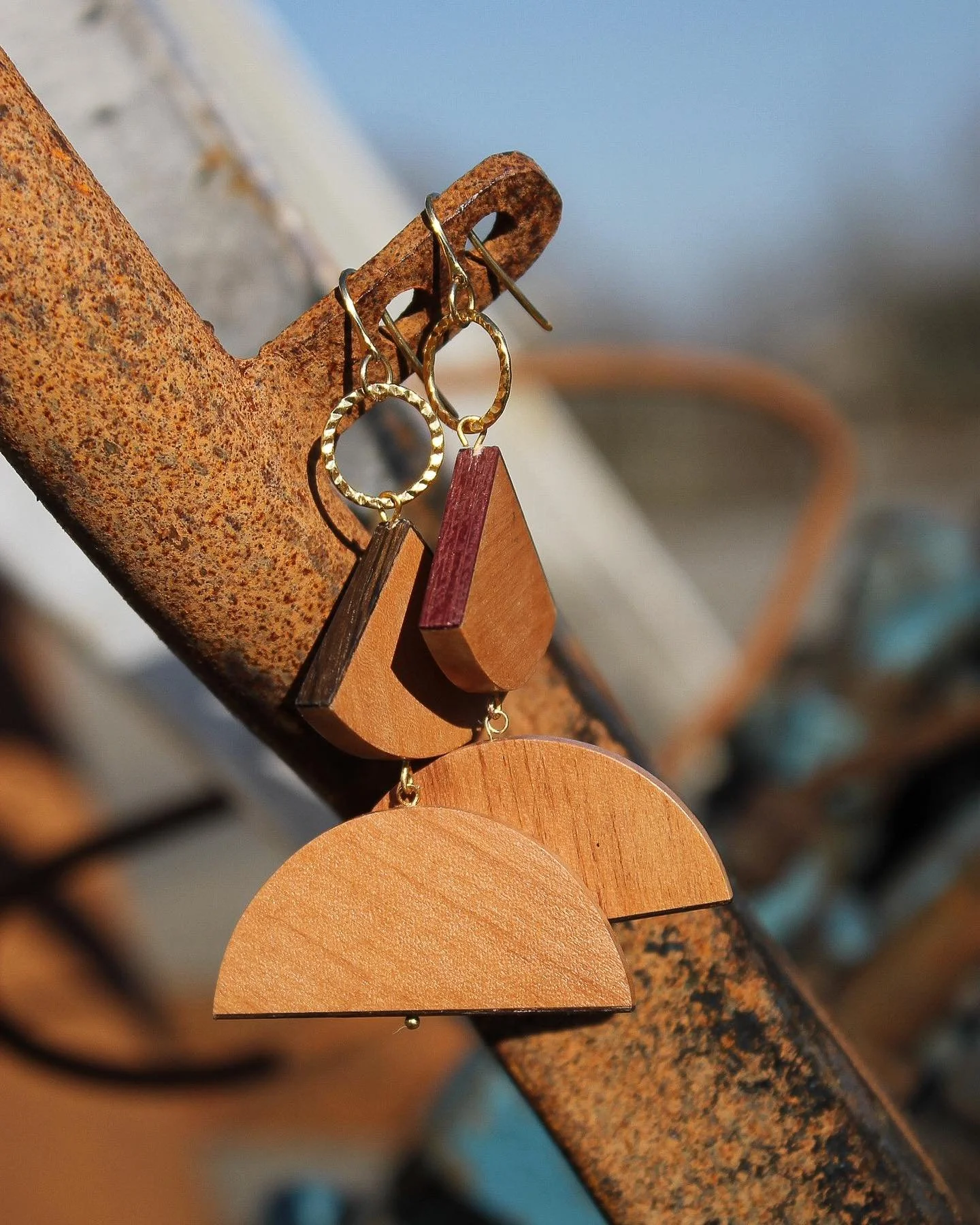 Boucles d&rsquo;oreilles plaqu&eacute;es or, fabriqu&eacute;es &agrave; partir de chutes de poirier. L&rsquo;une avec des chants plaqu&eacute;s en amarante et l&rsquo;autre avec des chants plaqu&eacute;s en palissandre. 

Si vous &ecirc;tes int&eacut