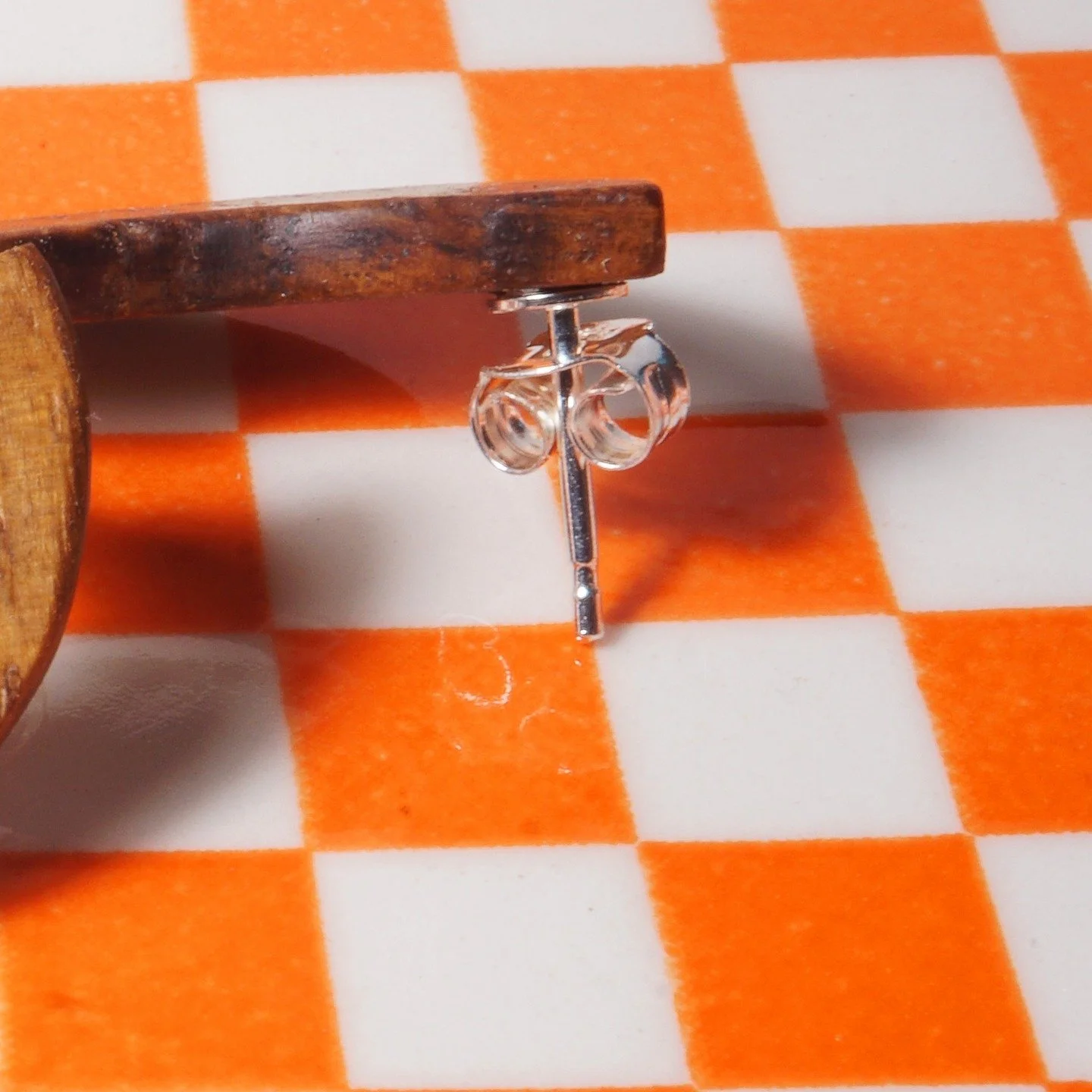 Zoom des pastilles ch&ecirc;ne. 

#bijoux #bijouxcreateur #bijouxbois #bijouxfantaisie #bouclesdoreilles #jewelry #joyas #joyasmadera #jewelwood #woodenjewellery