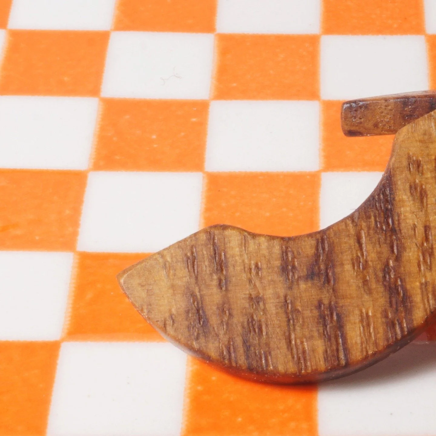 Zoom des pastilles ch&ecirc;ne. 

#bijoux #bijouxcreateur #bijouxbois #bijouxfantaisie #bouclesdoreilles #jewelry #joyas #joyasmadera #jewelwood #woodenjewellery