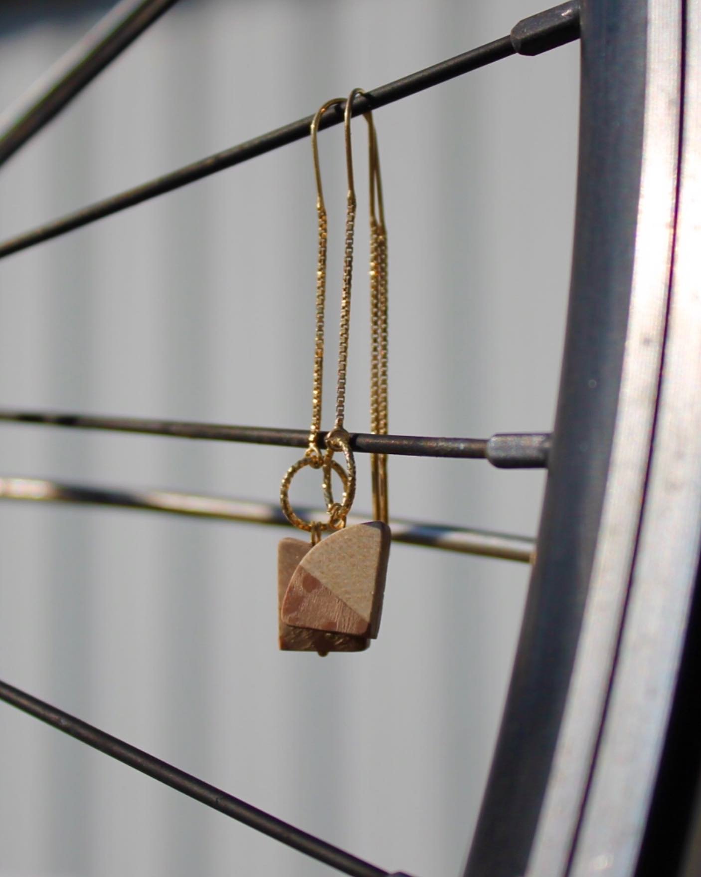 Boucles d&rsquo;oreilles en acajou plaqu&eacute; d&rsquo;&eacute;rable blanc, platane et de ch&ecirc;ne. Cha&icirc;ne v&eacute;nitienne plaqu&eacute;e or.

#bijoux #bijouxcreateur #bijouxbois #bijouxfantaisie #bouclesdoreilles #jewelry #joyas #joyasm