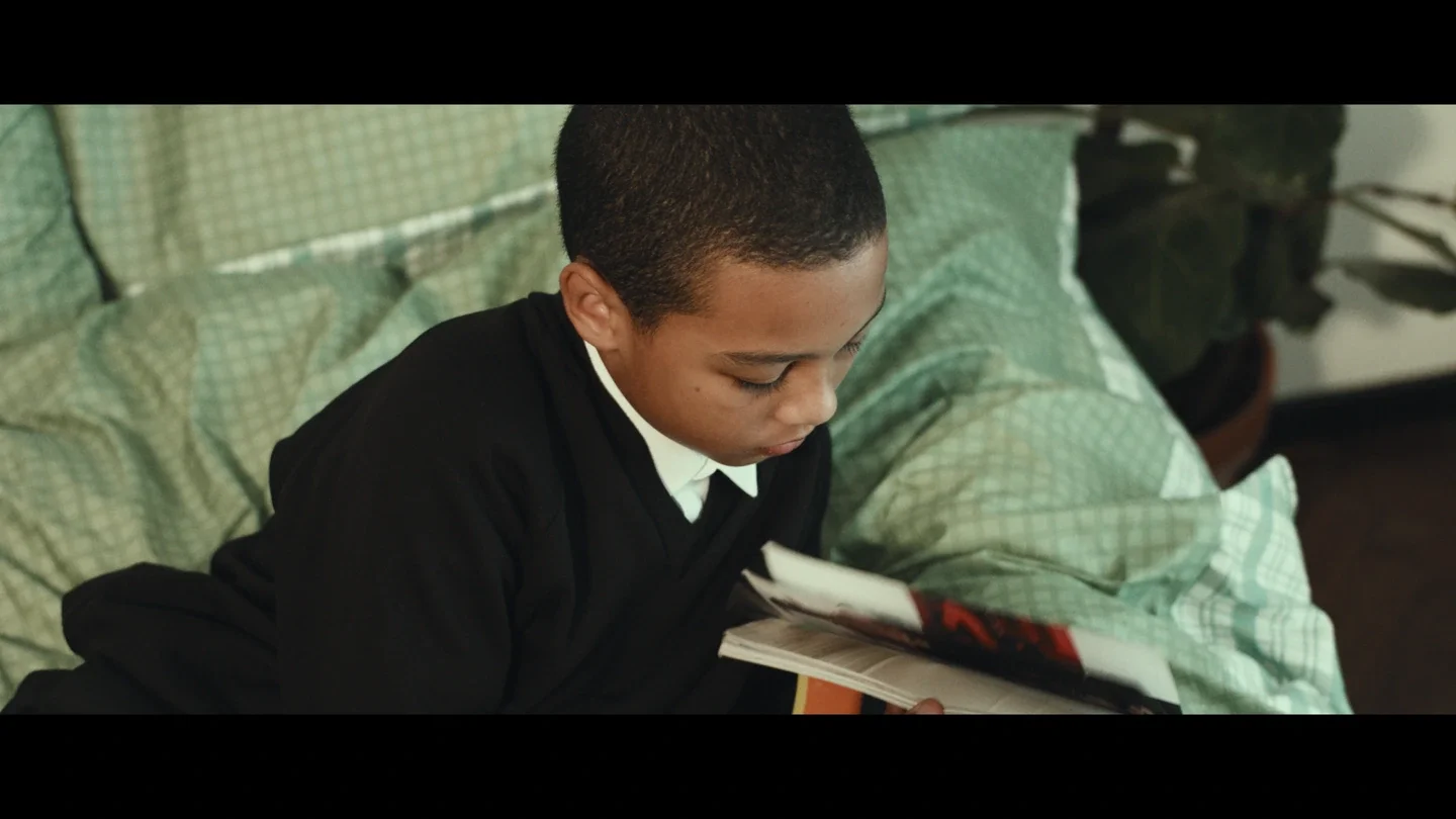 boy on bed00088172.webp