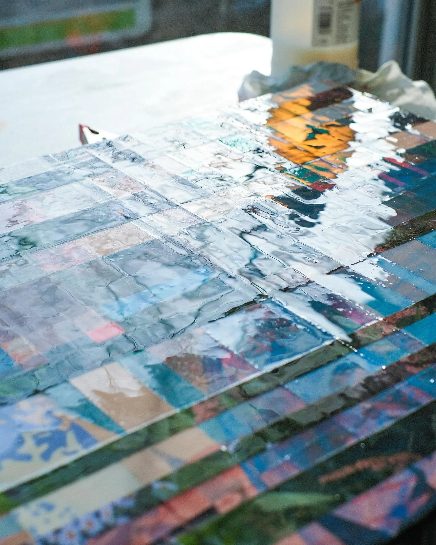 Nothing better than a fresh coat of high gloss varnish 🌊✨
.
.
.
.
.
.
#varnishday #inthestudio #newenglandartist #bosart #mixedmedia #paintingdetails #paintersstudio #abstractartists #contemporarypaintings #artinspiredbynature #newenglandart #contem