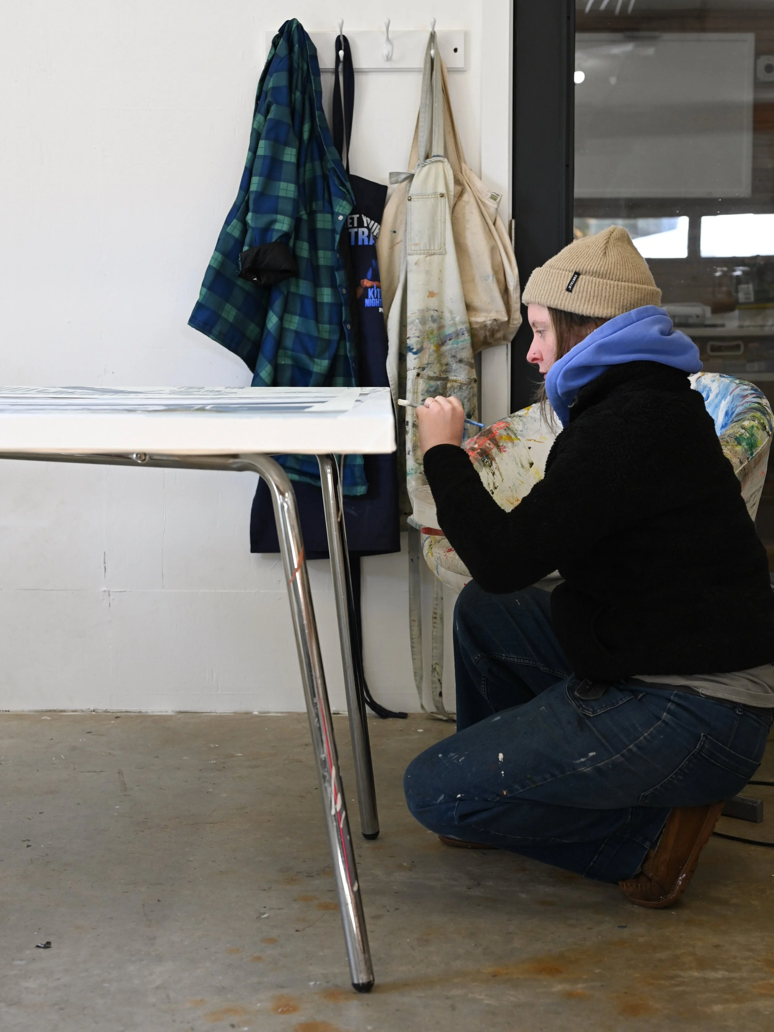 Starting to feel like winter in the studio, painting sides in 40 degree temps this morning while refusing to put the heat on for as long as possible ☁️ Happy Sunday my loves 🩵
.
.
.
.
.
.
.
.
#newenglandartist #painterspaintingpaintings #newhampshir