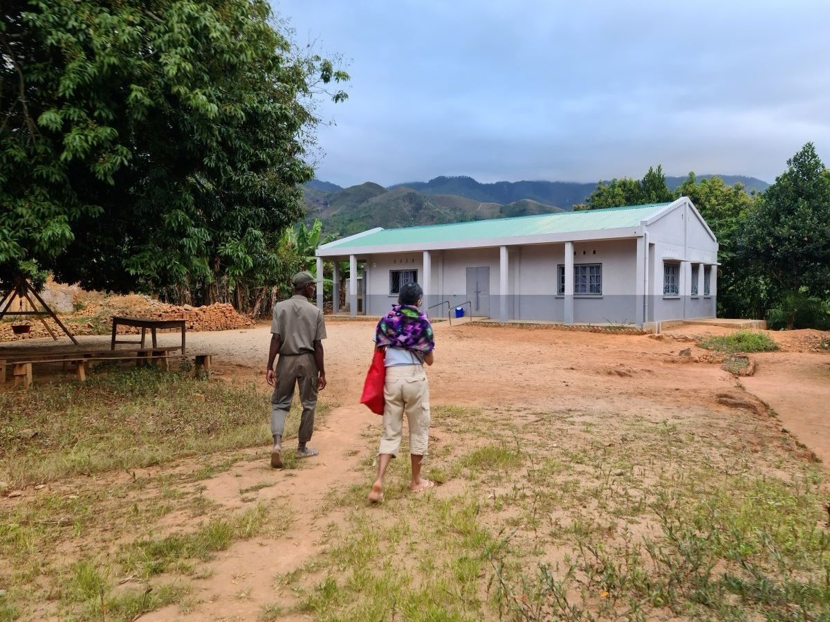 Soary from the British Embassy arrives at newly-rebuilt Ankarimbelo health centre (CSBII)