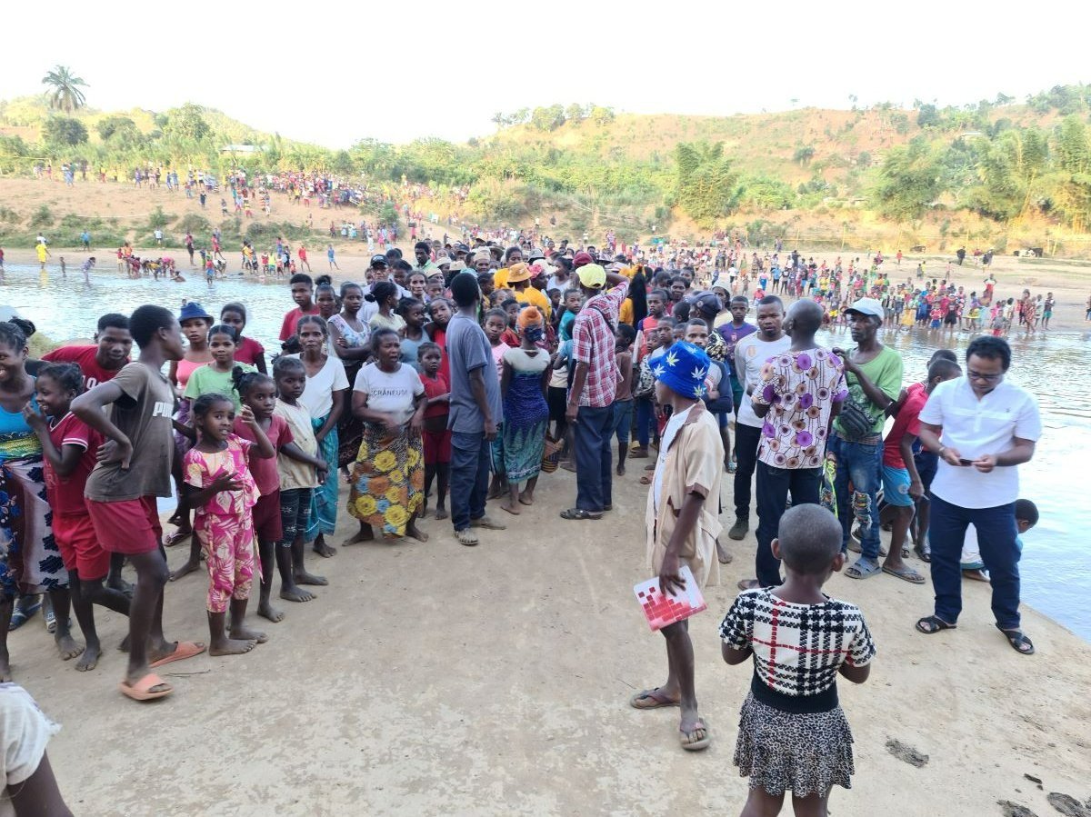 Crowds at the Manambondro submerged bridge in Ifanirea