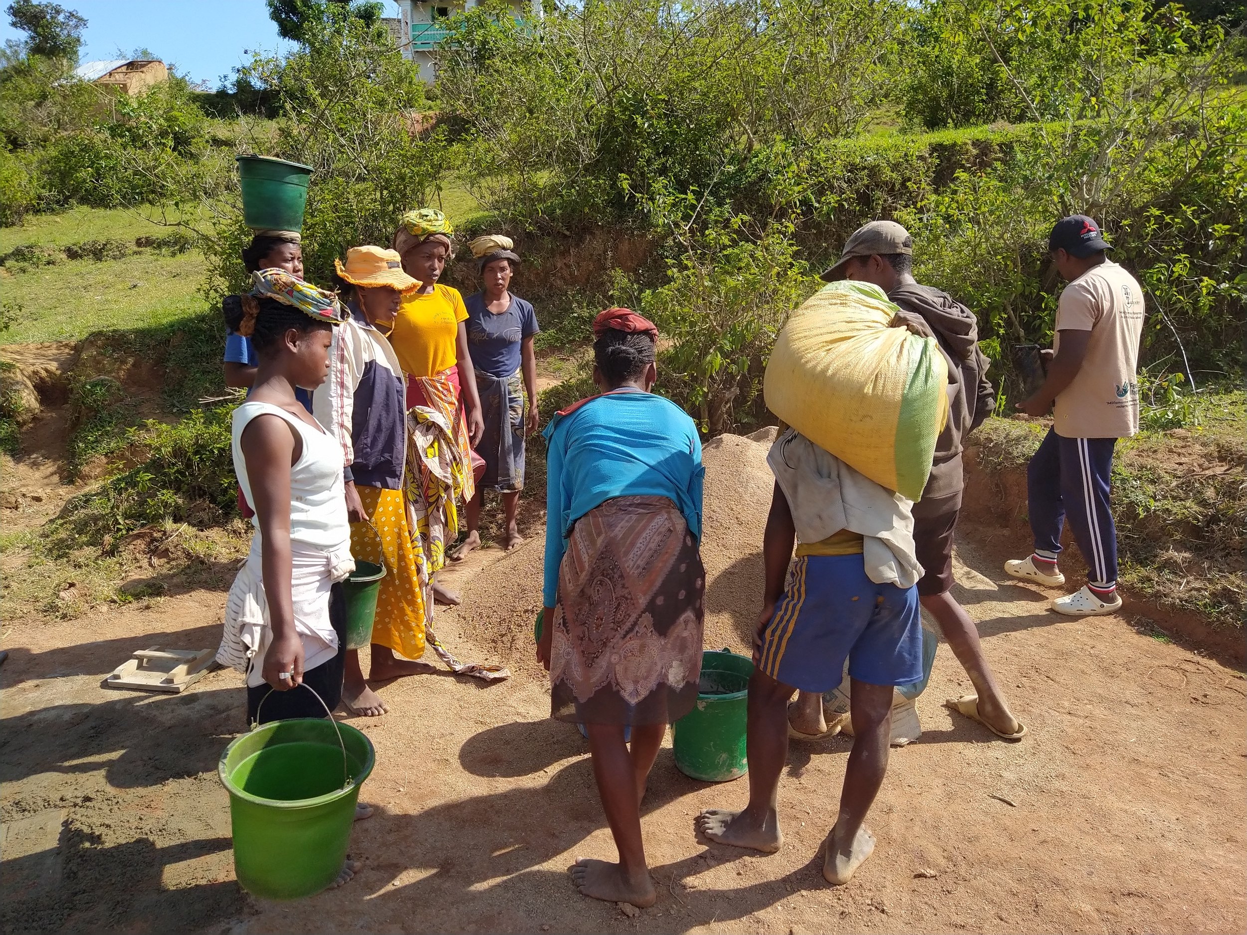 The community of Tolongoa Nord providing sand and gravel for construction