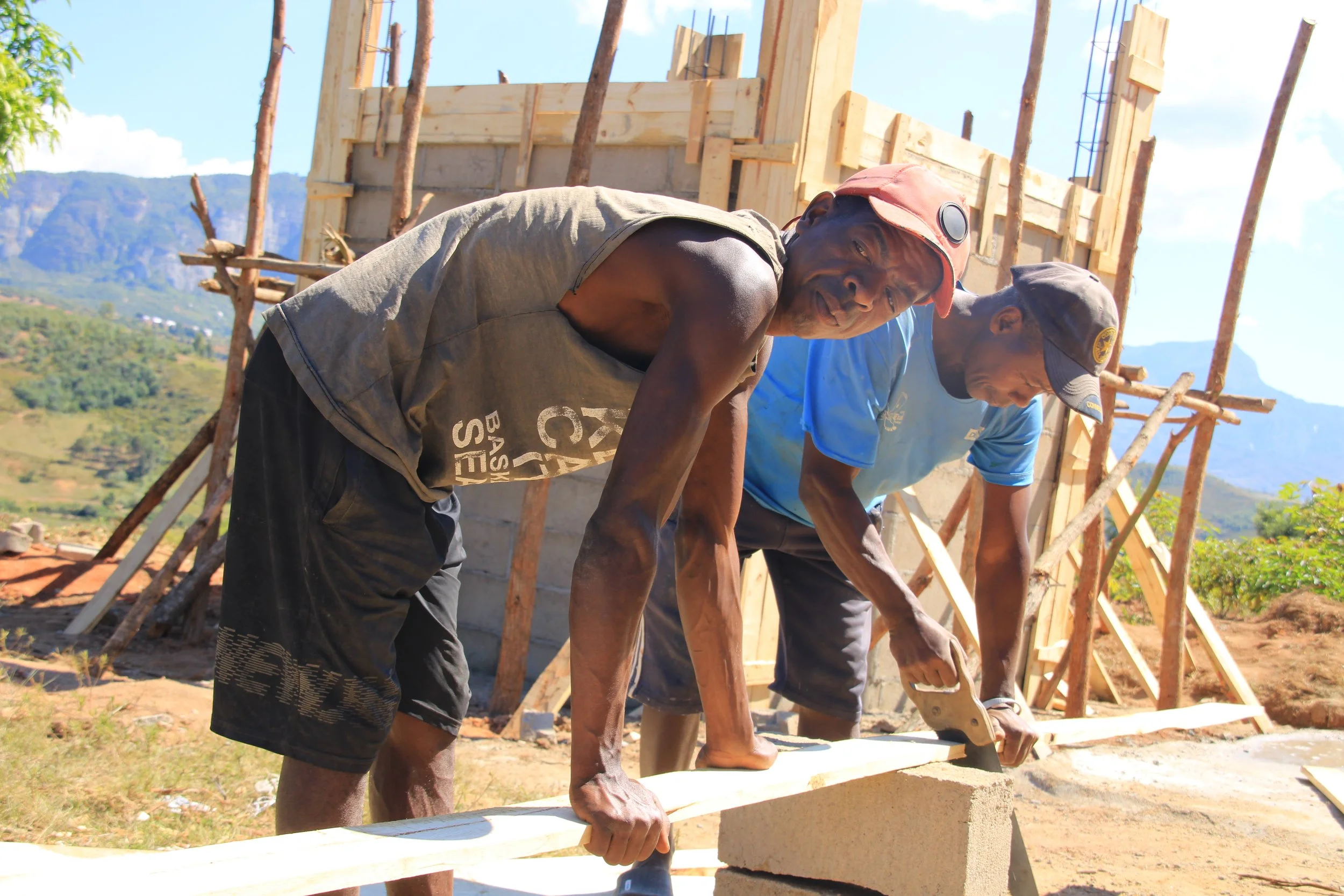 Construction of the new water tower in Itaolana 