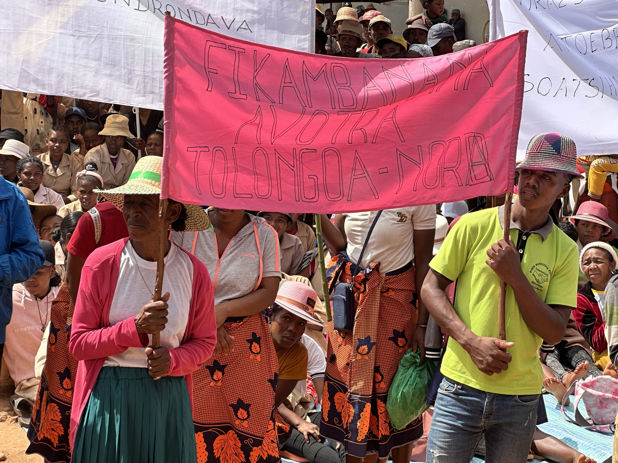 Community members from Tolongoa Nord