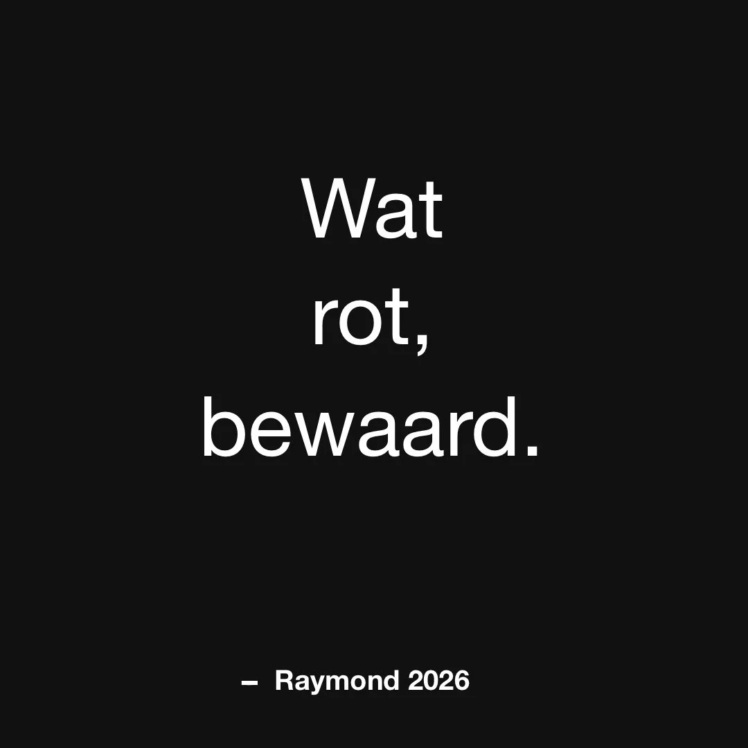 Hout bewaart regen, jaren, schimmel, warmte.
Het vertelt niet luid.
Maar het liegt niet.
Wie dichtbij genoeg komt, merkt wat het vasthoudt.

#WatBlijft #Boek2026 #Resonantie #Literatuur #Thriller