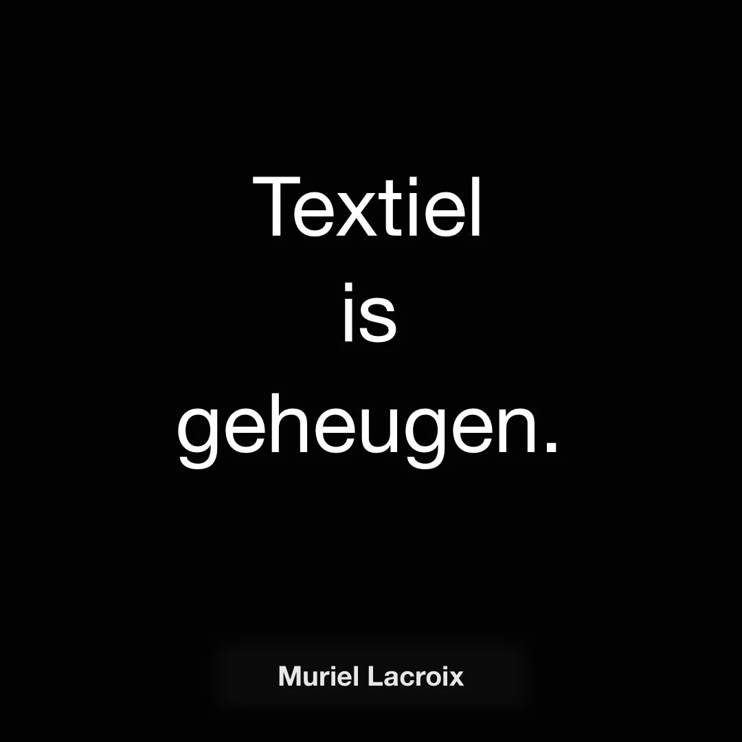 Tussen wol en vezels
leerde ze materiaal lezen.

#WatBlijft #Boek2026 #Resonantie #Literatuur #Thriller