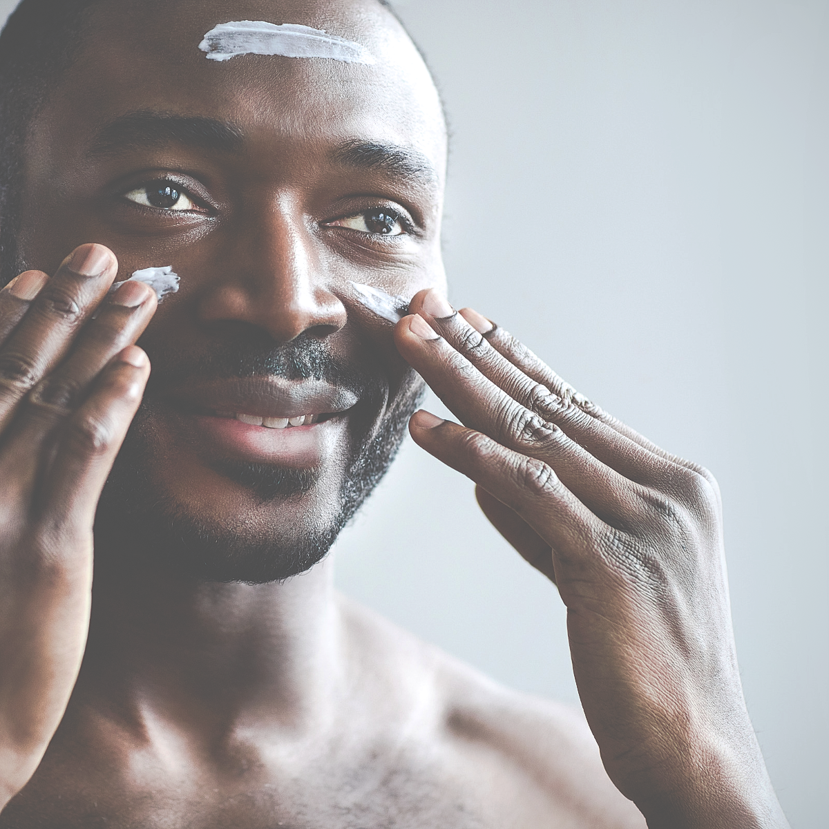 Bearded man applying Gentleman Hydrator Peptide Face Creme to his face