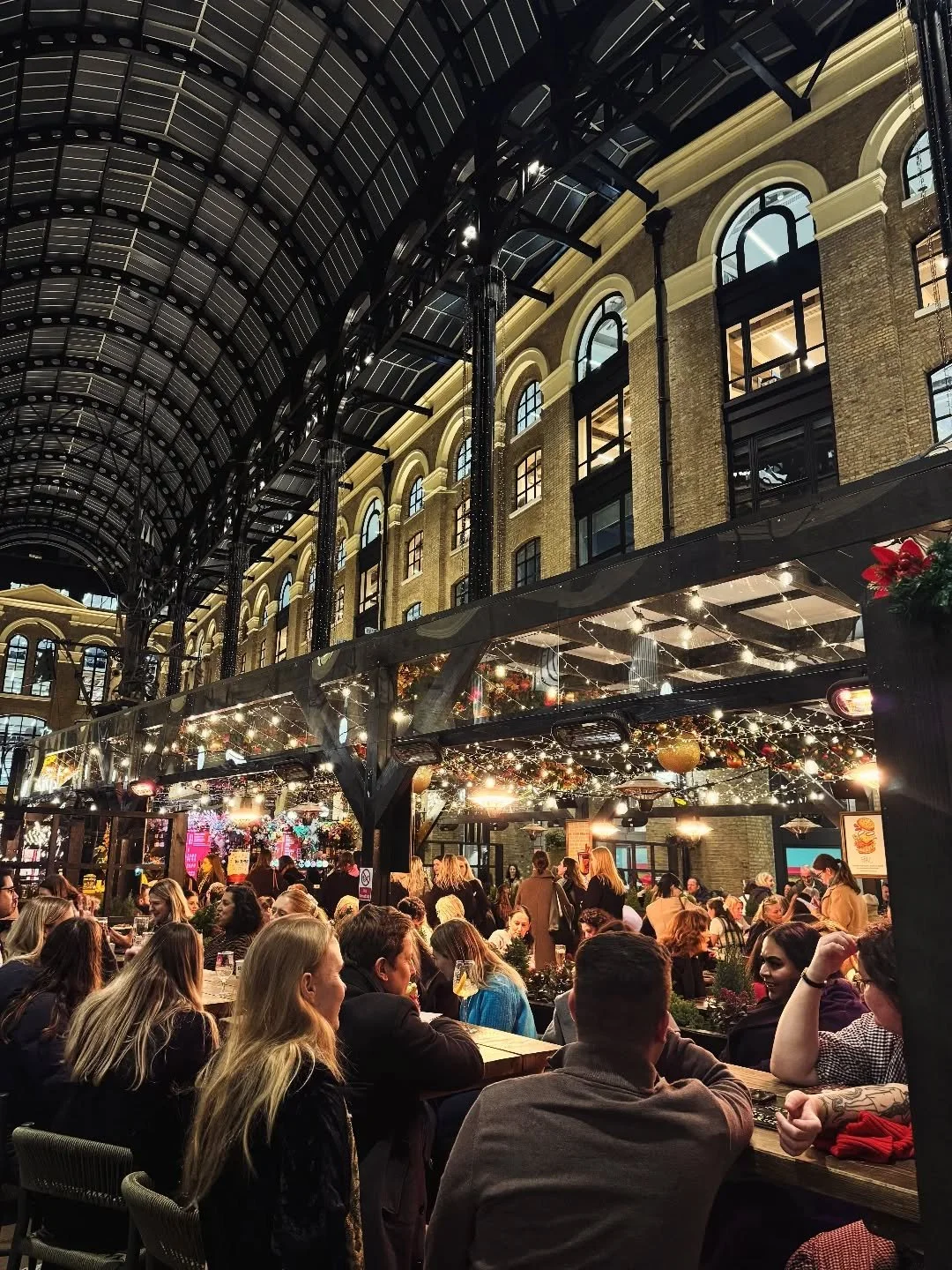 Mulled wine, boozey hot chocolates, and the warm glow of our bar... sounds like weekend plans to us. 🍷✨☕️

#weekendvibes #winterwarmers #haysontheriver #haysgalleria #londonnights #londonchristmas