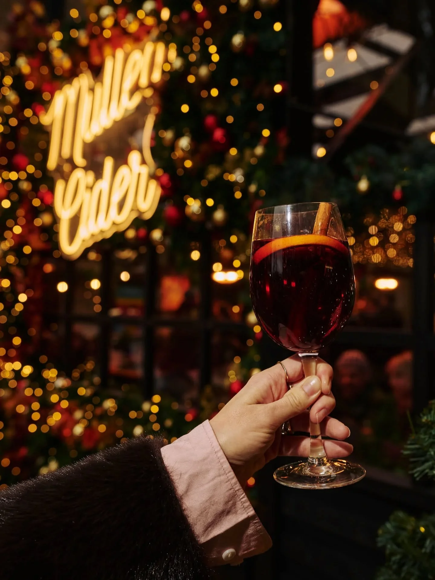 ​The secret to surviving a London winter? Our Mulled Wine. 🤫
​Forget the cold outside... grab a cup, soak in the stunning Thames view, and let the warmth melt away your Tuesday blues.

​Tag a friend who needs a little winter warmer tonight! 👇

​#mu