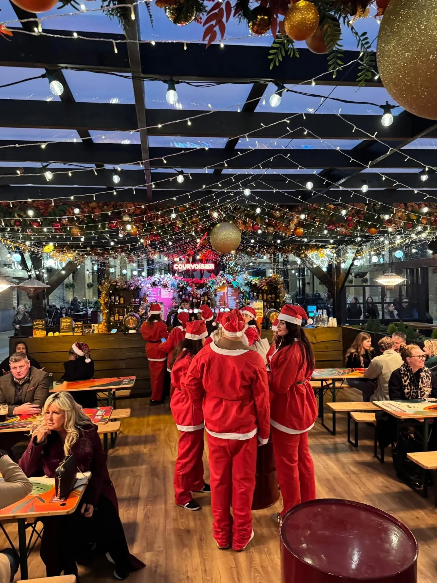 When Santa(s) came to Hays 🎅🎄 Be like Santa Claus and come for a mulled wine, cider or a boozy hot choc 😉

#haysontheriver #haysgalleria #londonnights #santaclaus #christmastime