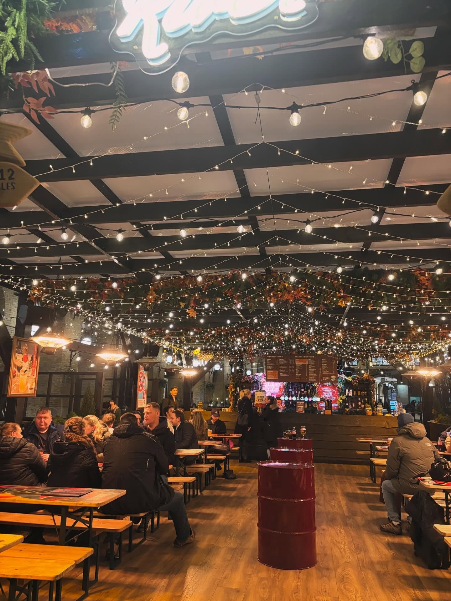 Pints flowing🍻Pop in for one&hellip; accidentally stay all night!

Heaters on 🔥
Fairy lights up ✨ 

Exactly how a good venue should feel 🍷🍻

#london #bars #cosy #goodvibes #dontmissout