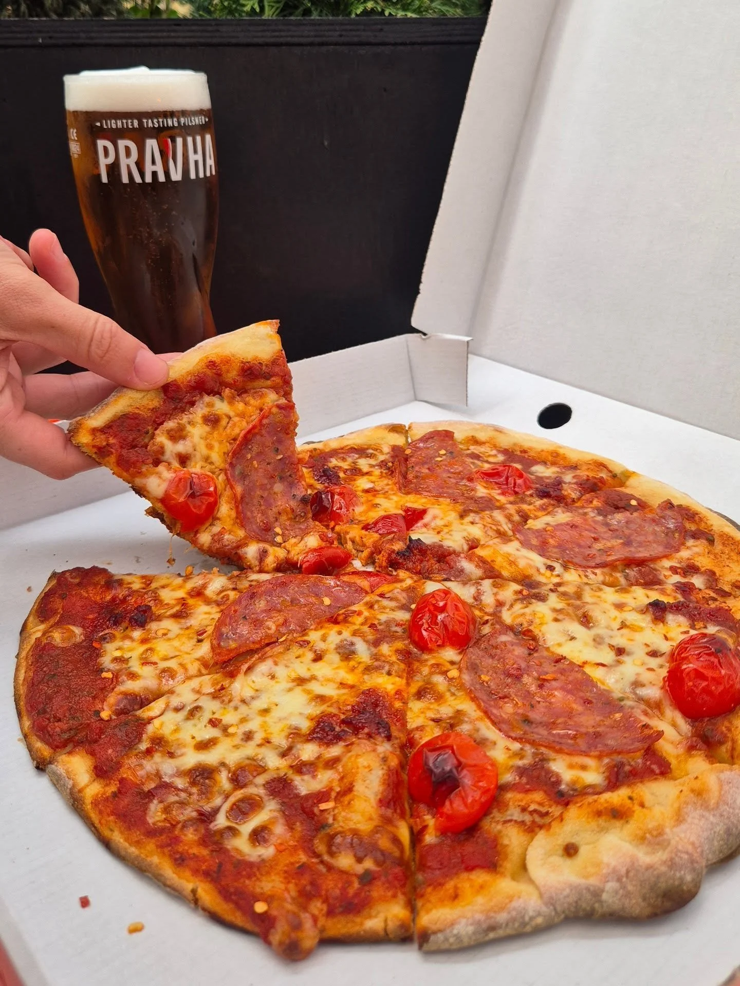 Ultimate combo? Pizza and beer... it's a no brainer 🍕🍺 

Get a pint of Pravha &amp; a choice of any of our pizzas for &pound;18.50 12-8pm Mon-Fri 😍

Walk-ins welcome!

#haysgalleria #pizzaandpint #pizzalover #londonpizza #londonfoodie