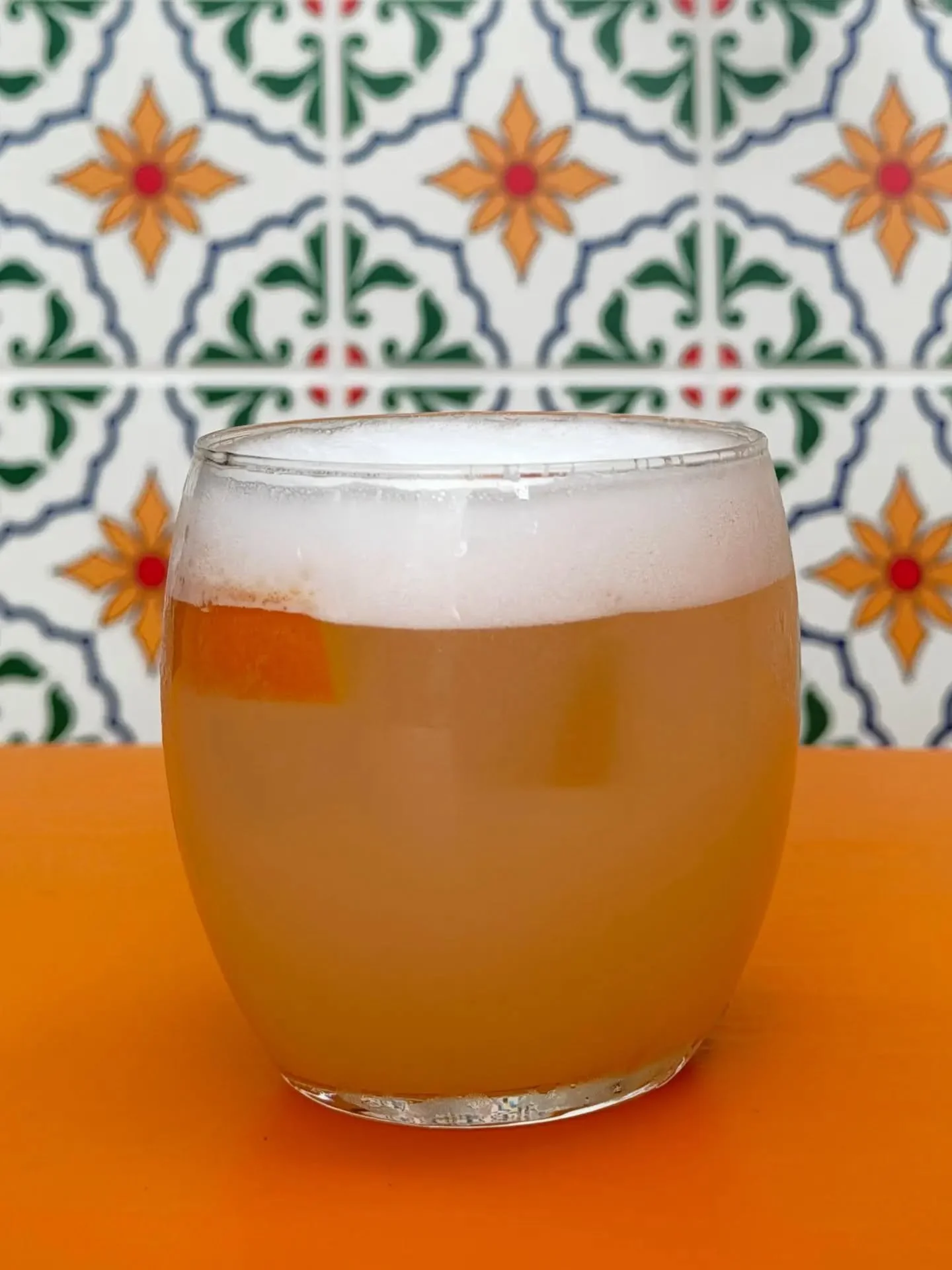 Sevilla Gin Sour 🍊 A silky, elegant twist on a classic. Velvety egg white creates a smooth, foamy crown over bright lemon and the rich citrus sweetness of Tanqueray Sevilla. It&rsquo;s a refined balance of sharp, sweet, and indulgently smooth.

On t