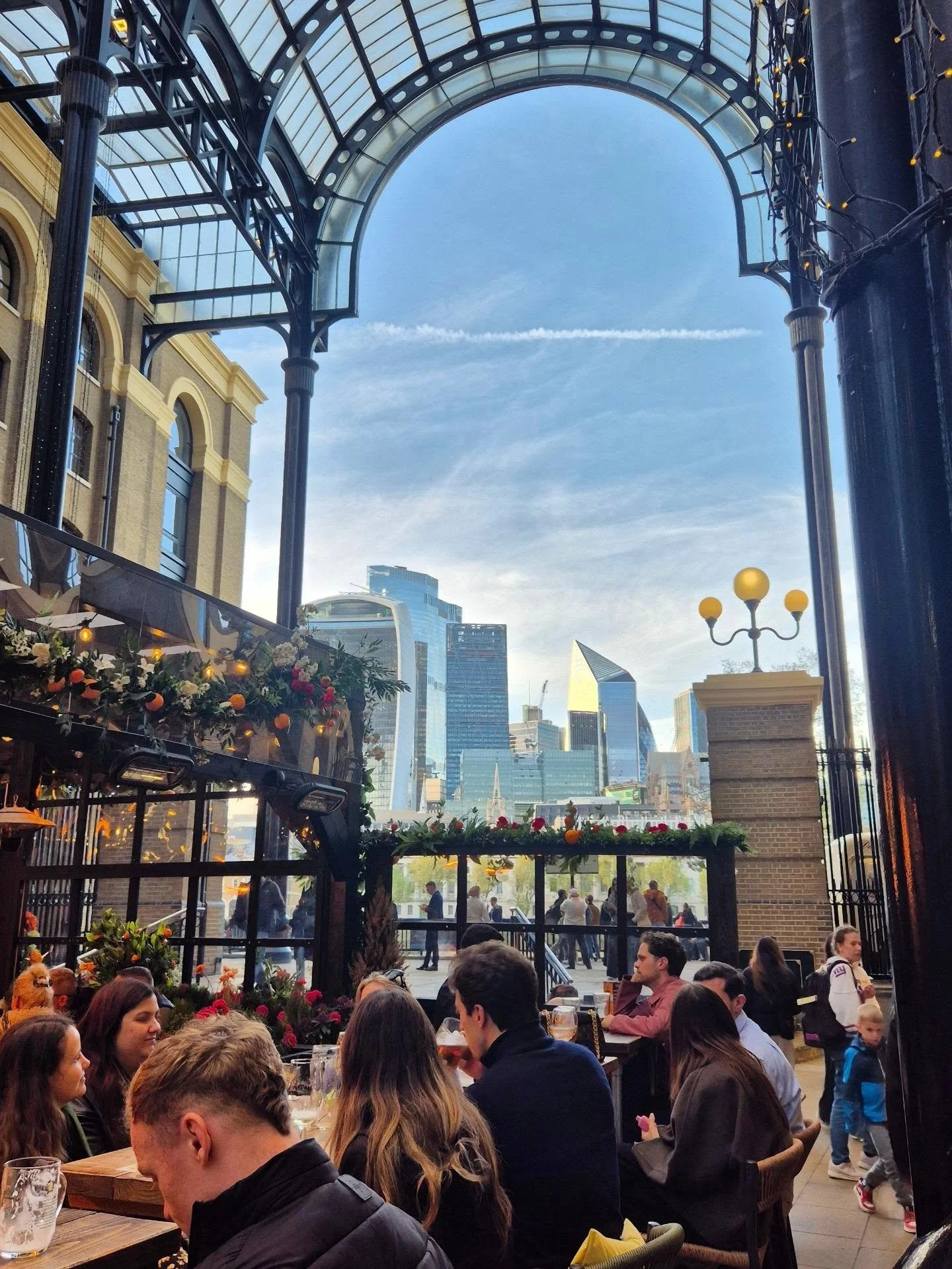 Sipping drinks with a skyline like that just hits different 🏙🍹City views, good food &amp; even better company.

Book your table with us by emailing haysontheriver@onecircle.co.uk 📧 

#haysotheriver #londoncity #londonlandmark #londonbridge #foryou