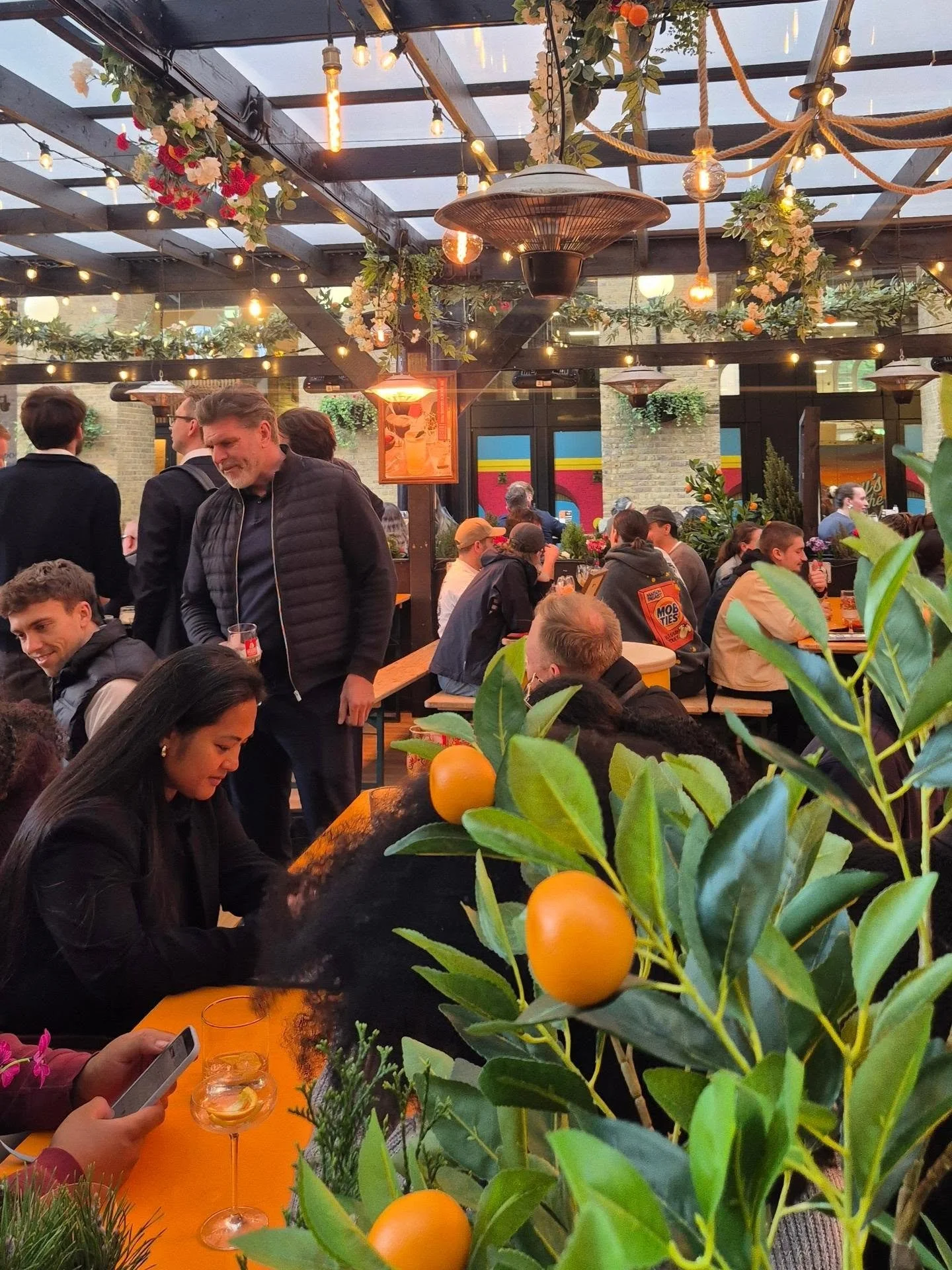 Bank Holiday weekend incoming 🌞🍻 Great drinks, delicious food &amp; even better vibes as always! 

Book your table with us by emailing our team on: Haysontheriver@onecircle.co.uk for groups big &amp; small.

#afterworkdrinks #londonbridge #whatsonl