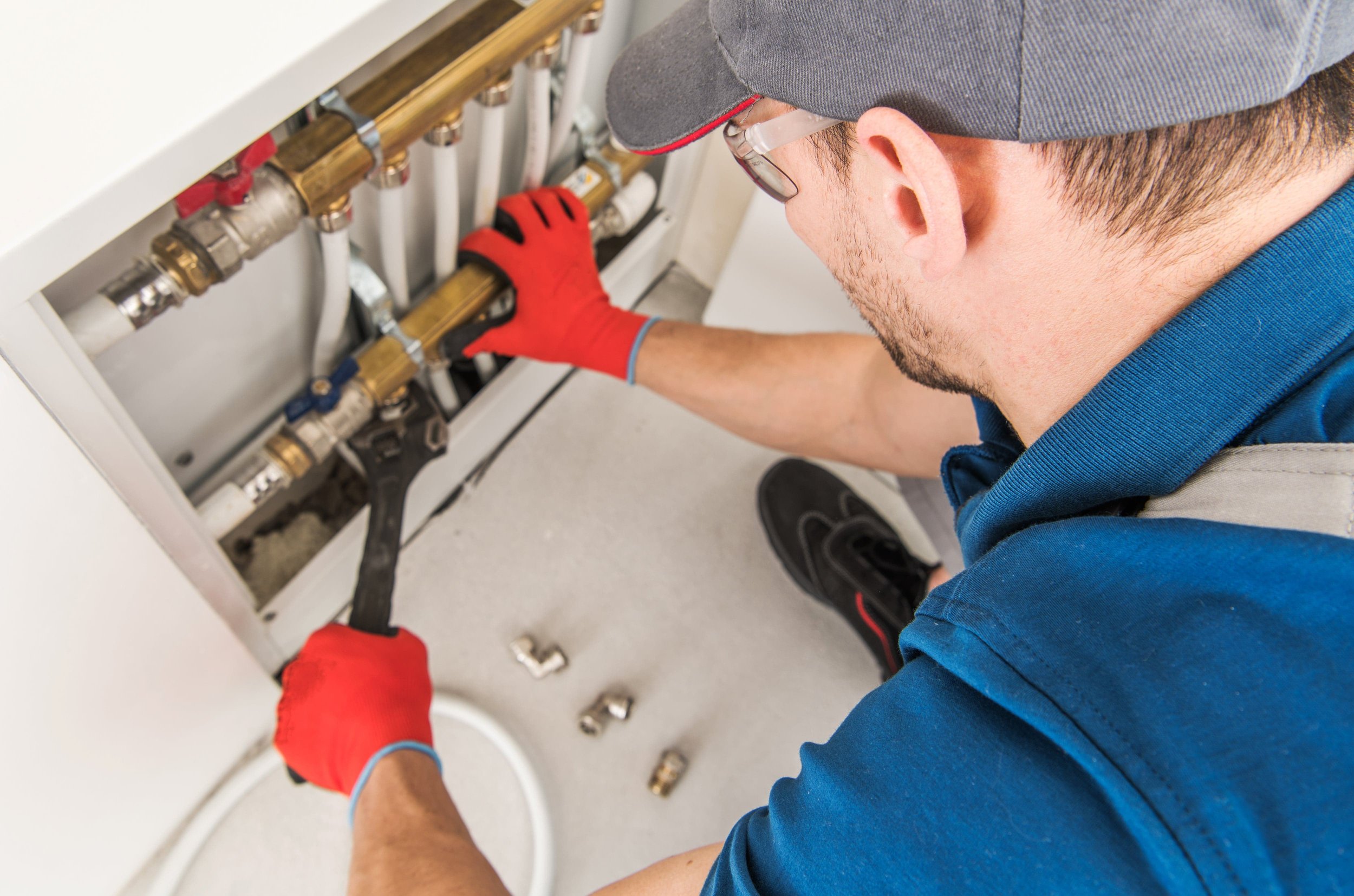 Emergency Plumbing Situations: When to Call a Pro vs. DIY
