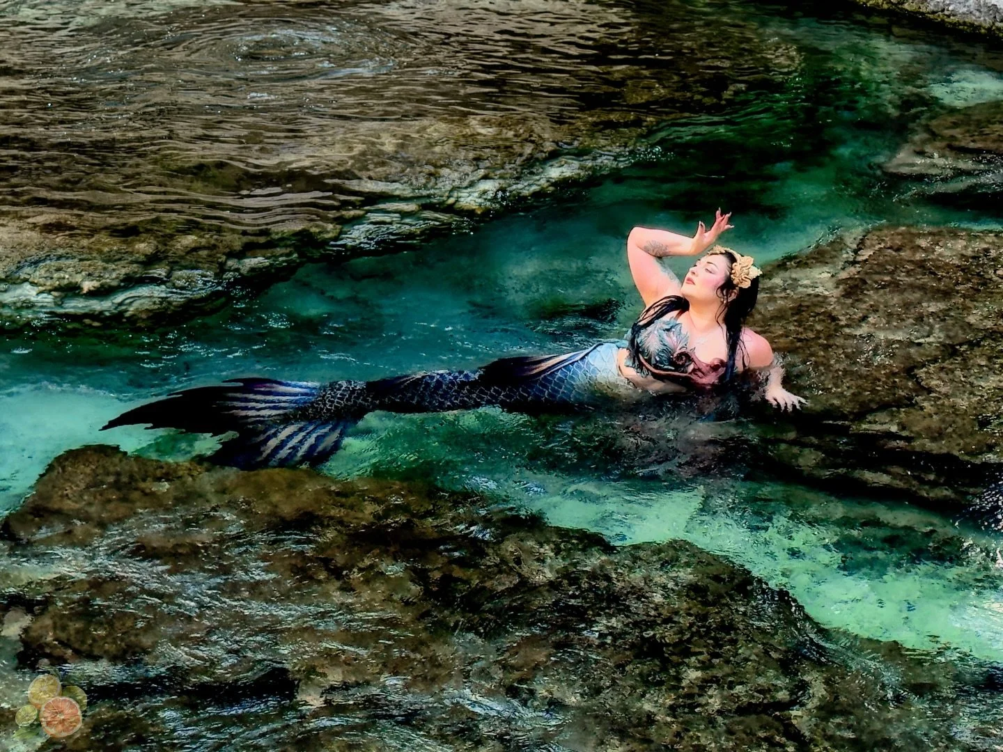 She has a quest for you. Will you click on her? 🧜🏼&zwj;♀️ 
.
.
.
Model: @thecaspianmermaid 
Tail:  @finfolkproductions 
Top: @thelemonademermaid 
Crown: @merbellastudios 
.
.
.
#mermaid #mermaidphotography #magicmermaid #floridaphotographer #florid