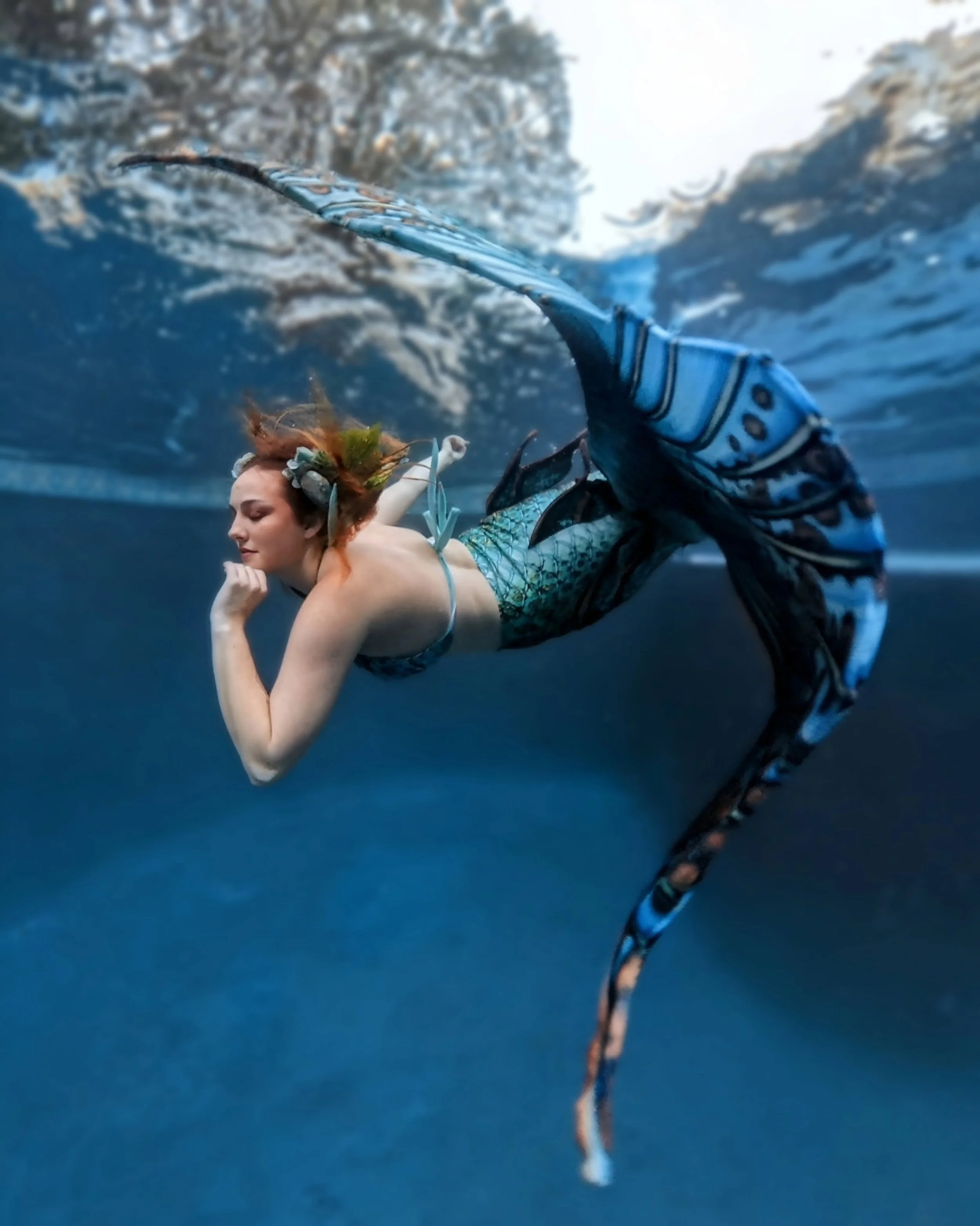 Underwater studio test shots with @thecitrussiren (self-portraits 😉)
.
.
.
Crown: @aglasscrown 
Tail: @sereiaguardia 
.
.
.
#mermaidphotography #underwaterstudio #insta360x5 #underwaterportraits #floridaphotographer