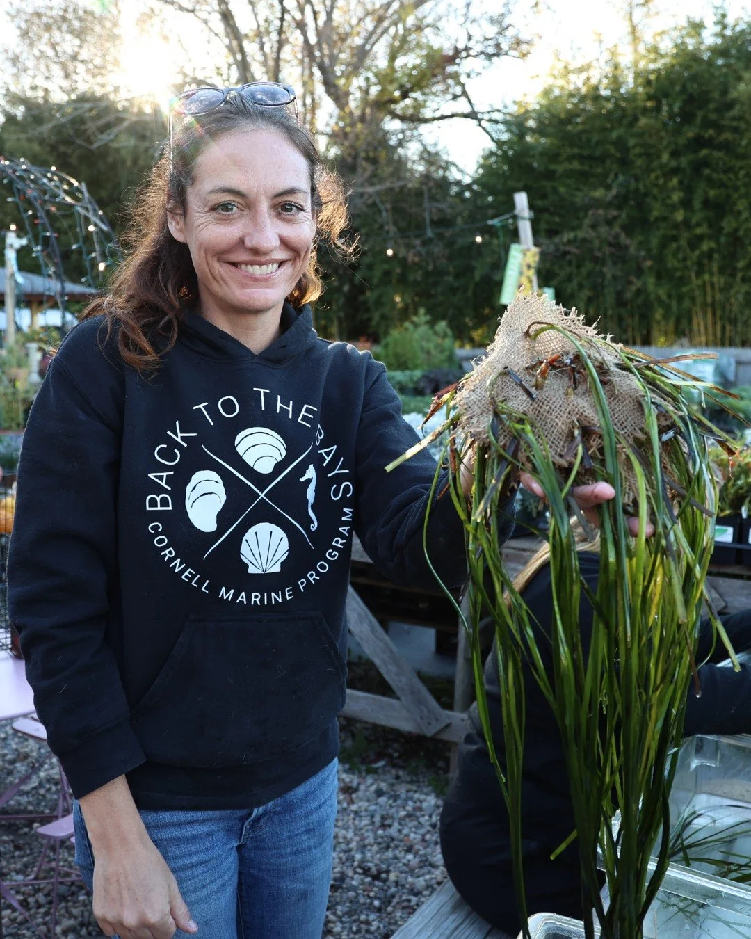 🍻 In what has become an autumn tradition, we held our 3rd Annual Eelgrass Weaving Workshop in partnership with @kiddsquidbrewco in Sag Harbor last Friday. 
🌱  Thanks to all who came and helped process 1,200 shoots of eelgrass into burlap planting
