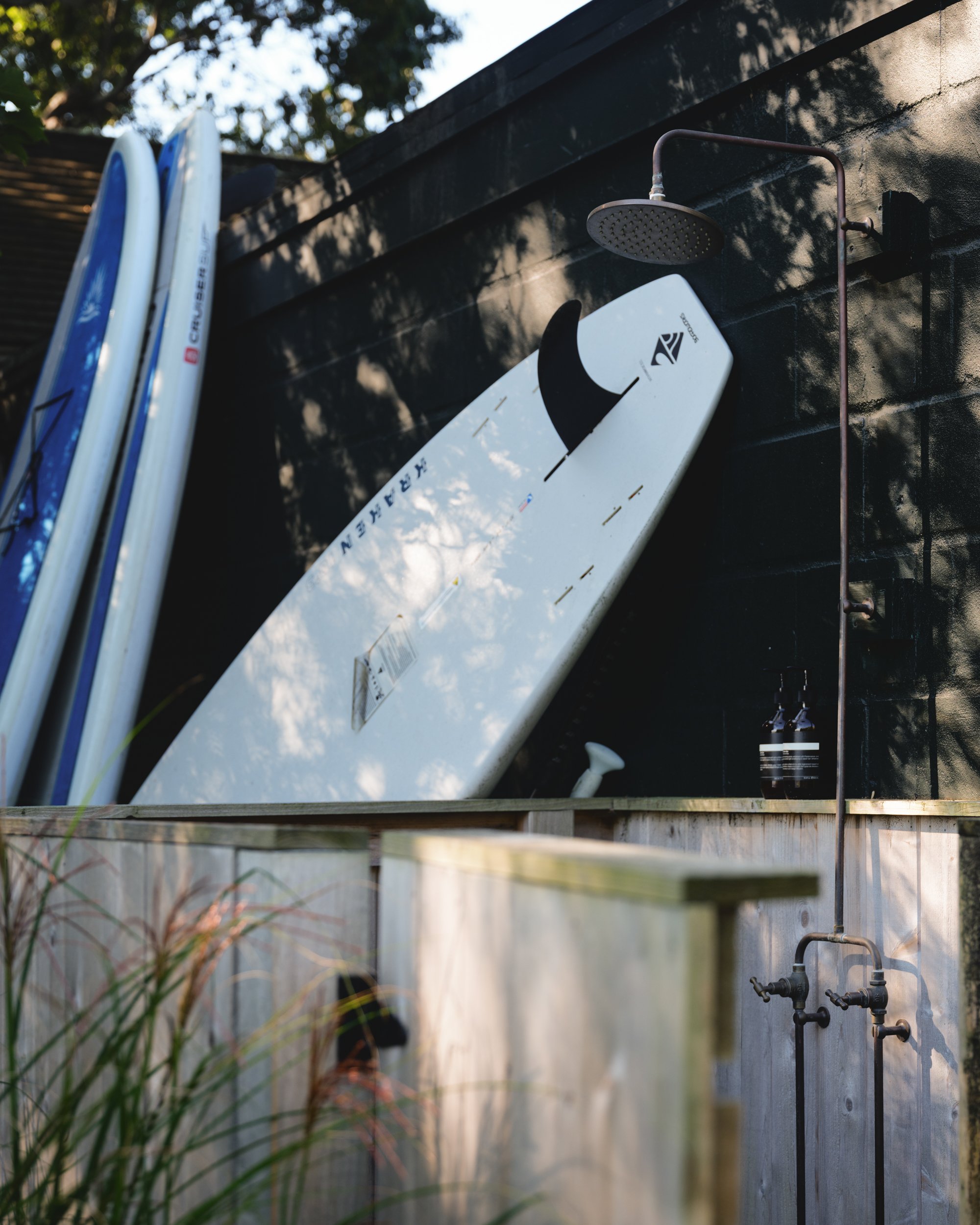 Blue-Green-Works-east-hampton-outdoor-shower.jpg