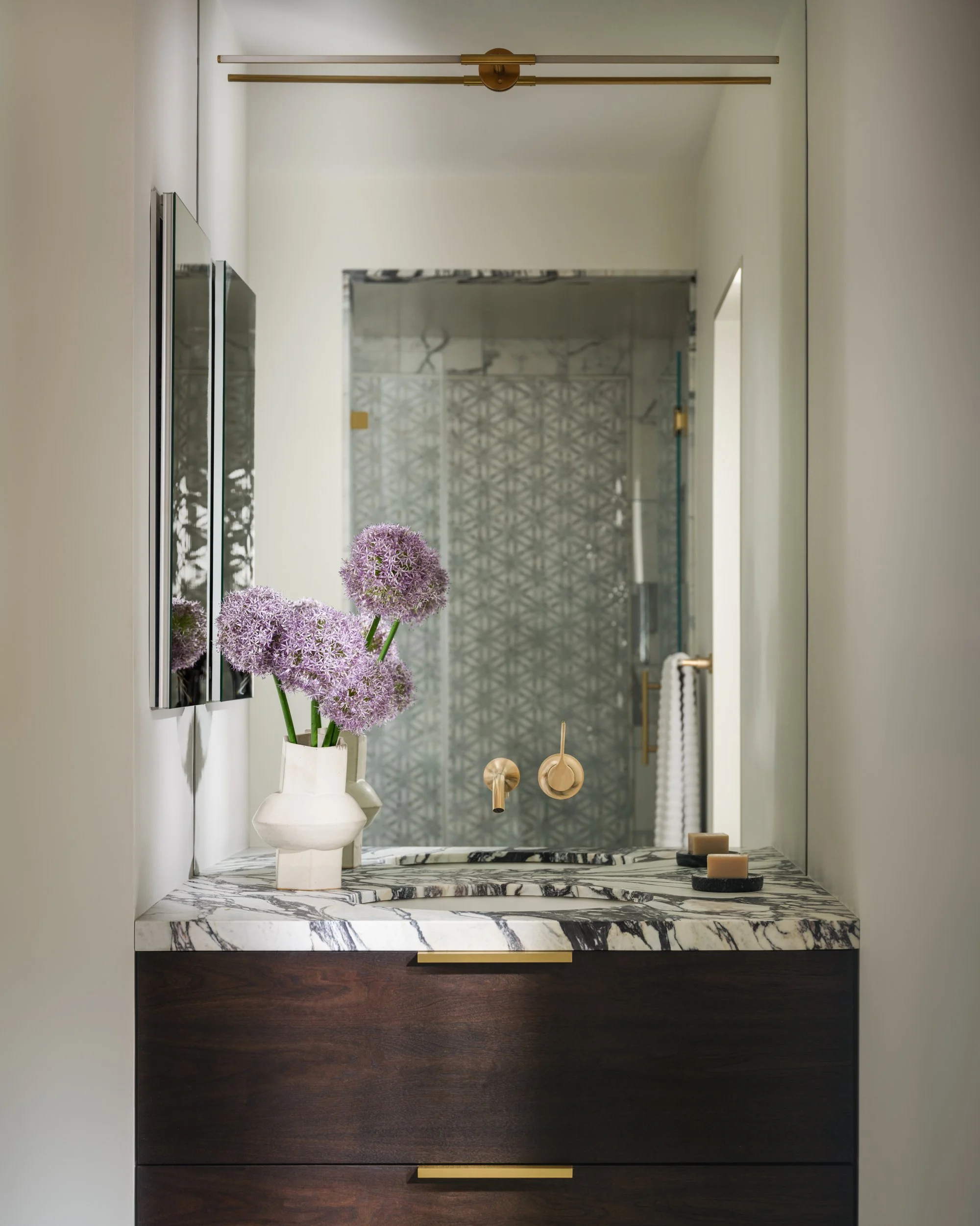 lara-apelian-studio-interior-design-midtown-bath-room-02.jpg