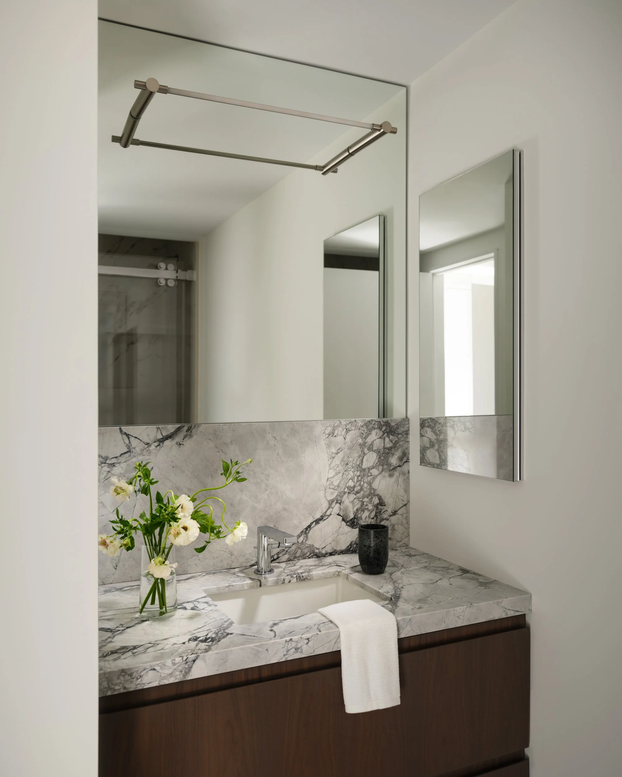 lara-apelian-studio-interior-design-midtown-bath-room-01.jpg