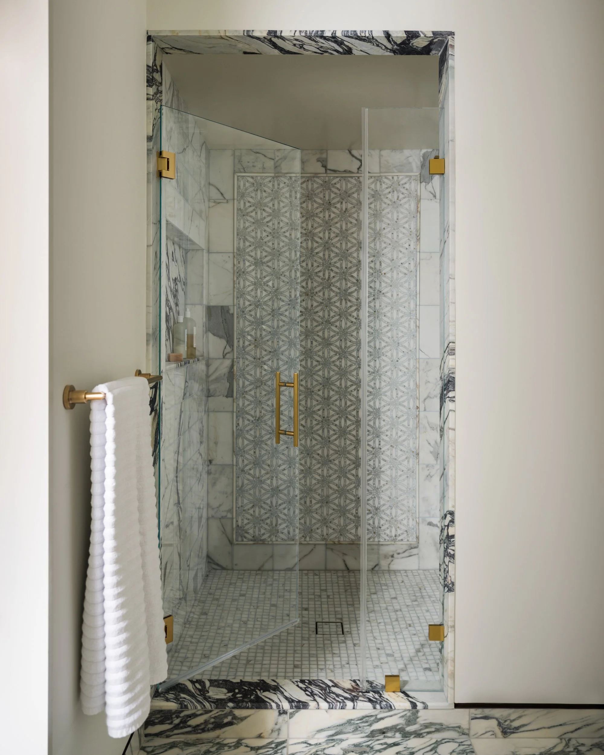 lara-apelian-studio-interior-design-midtown-bath-room-03.jpg