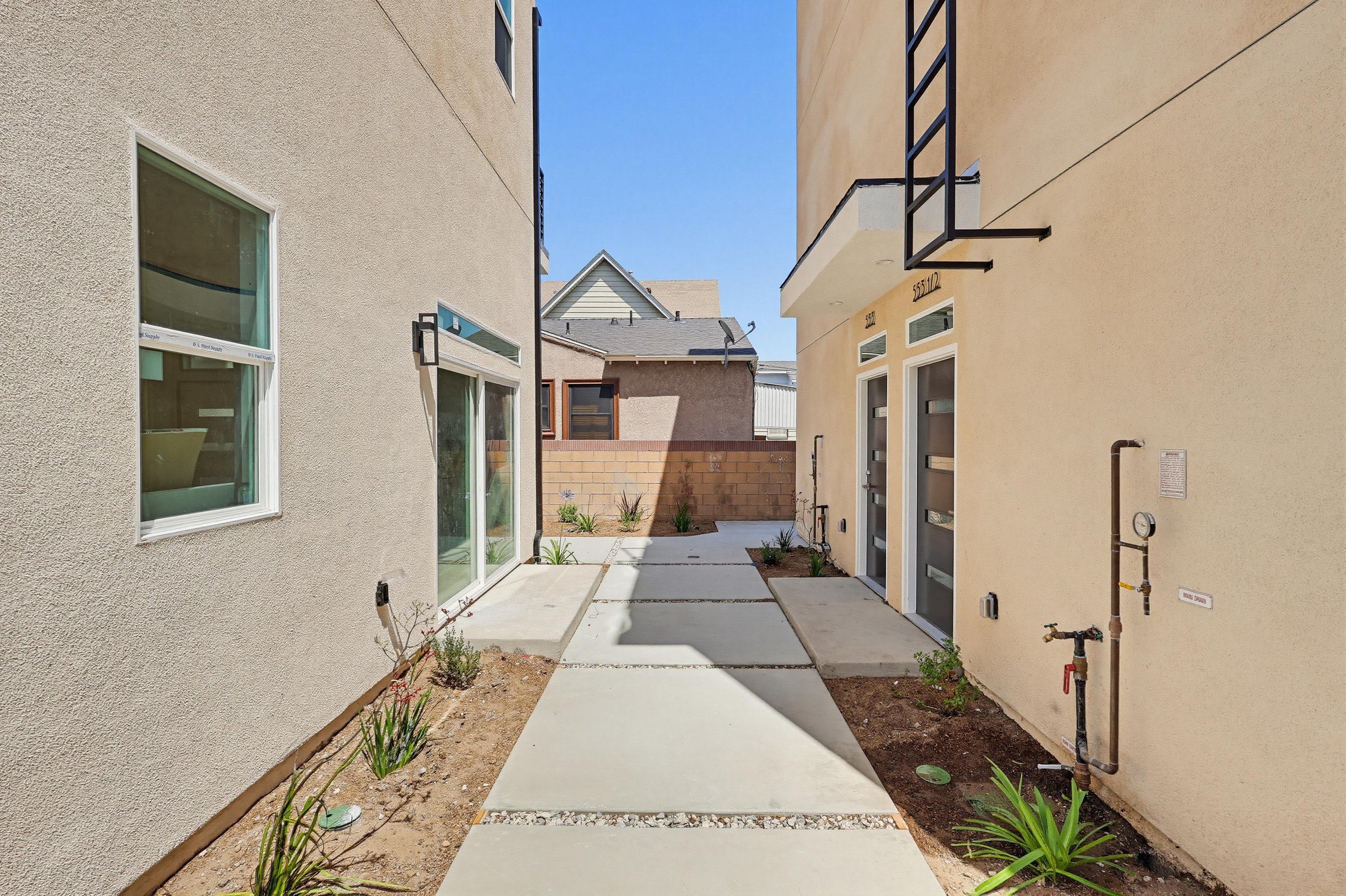551-w-8th-st-087.jpg