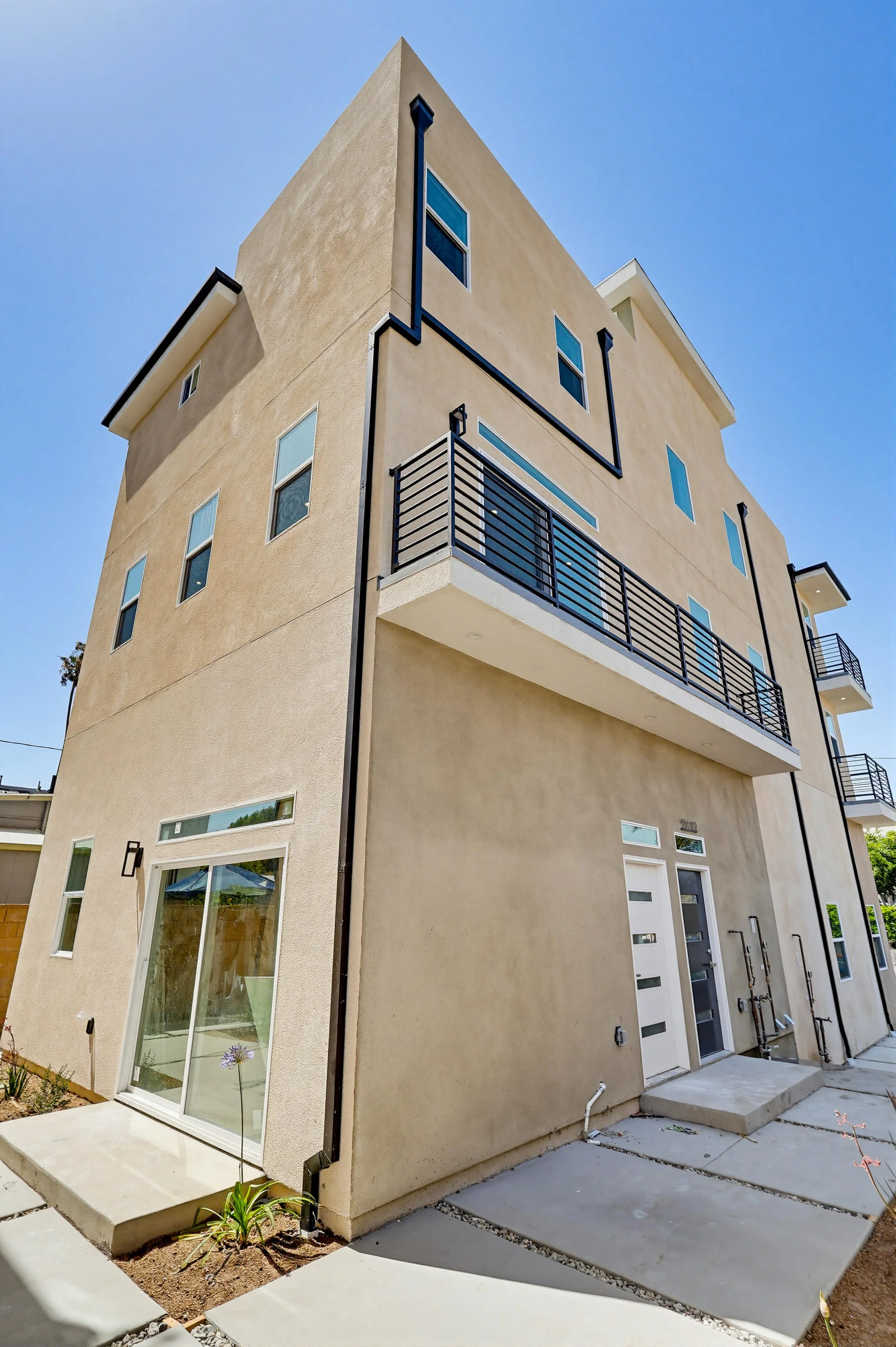 551-w-8th-st-082.jpg