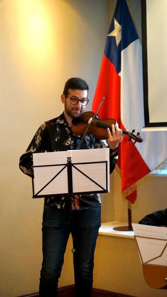 Man playing violin at event at the Chilean Embassy