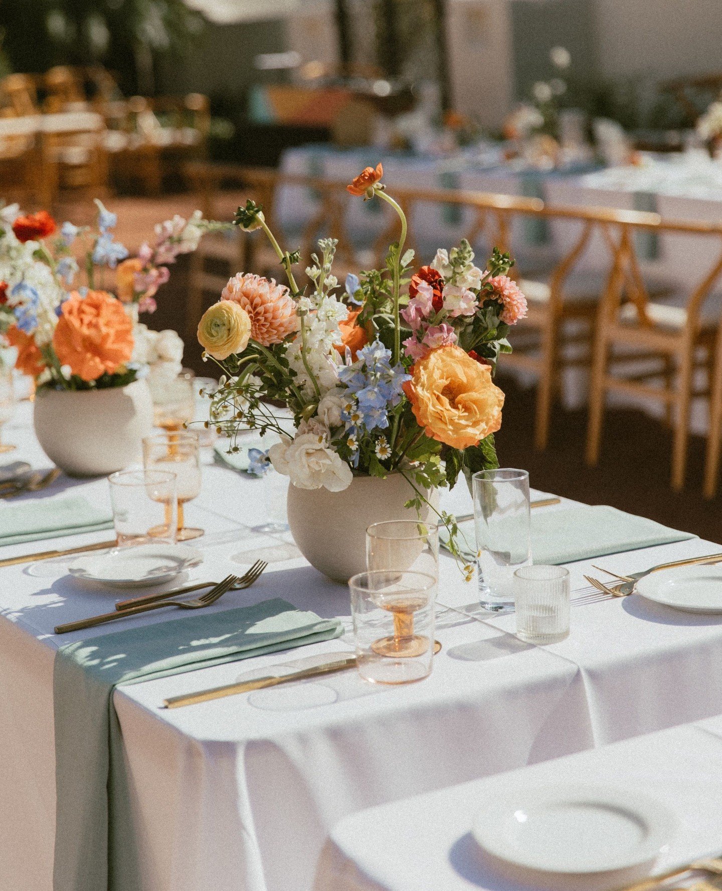 Living for all of the colorful, floral filled weddings we've been a part of these last few months 💐✨️⁠
⁠
⁠
Vendors⁠
Venue: @darlington_house⁠
Catering: @coastcatering⁠
Photography: @dehaanphoto⁠
Planner: @alwaysflawlessproductions⁠
Makeup: @taylorhe