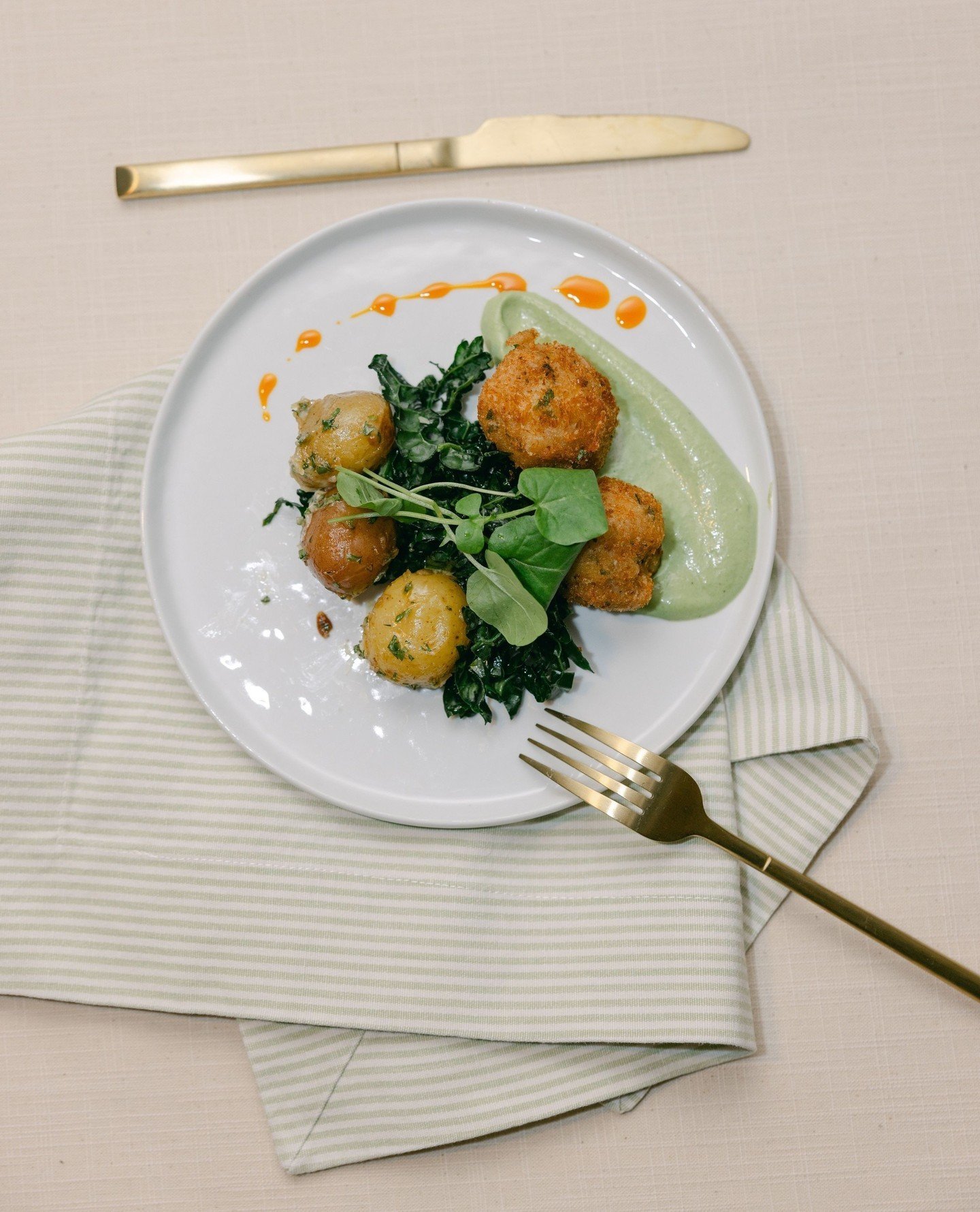 Our Mock Fried Chicken is the perfect dish to accommodate your vegan and gluten-free guests! ✨️ Crispy cauliflower wedges, perfectly complemented by vegan green goddess dressing, served with a warm fingerling potato salad with baby kale, cress, and m