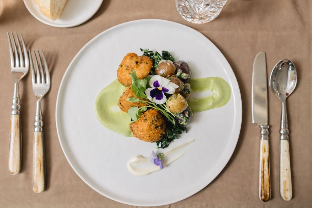 Looking for something to satisfy your vegan and gluten free guests? Our mock fried chicken is one of our most popular options among those with dietary restrictions!⁠
⁠
Crispy cauliflower topped with our vegan green goddess dressing paired with a warm