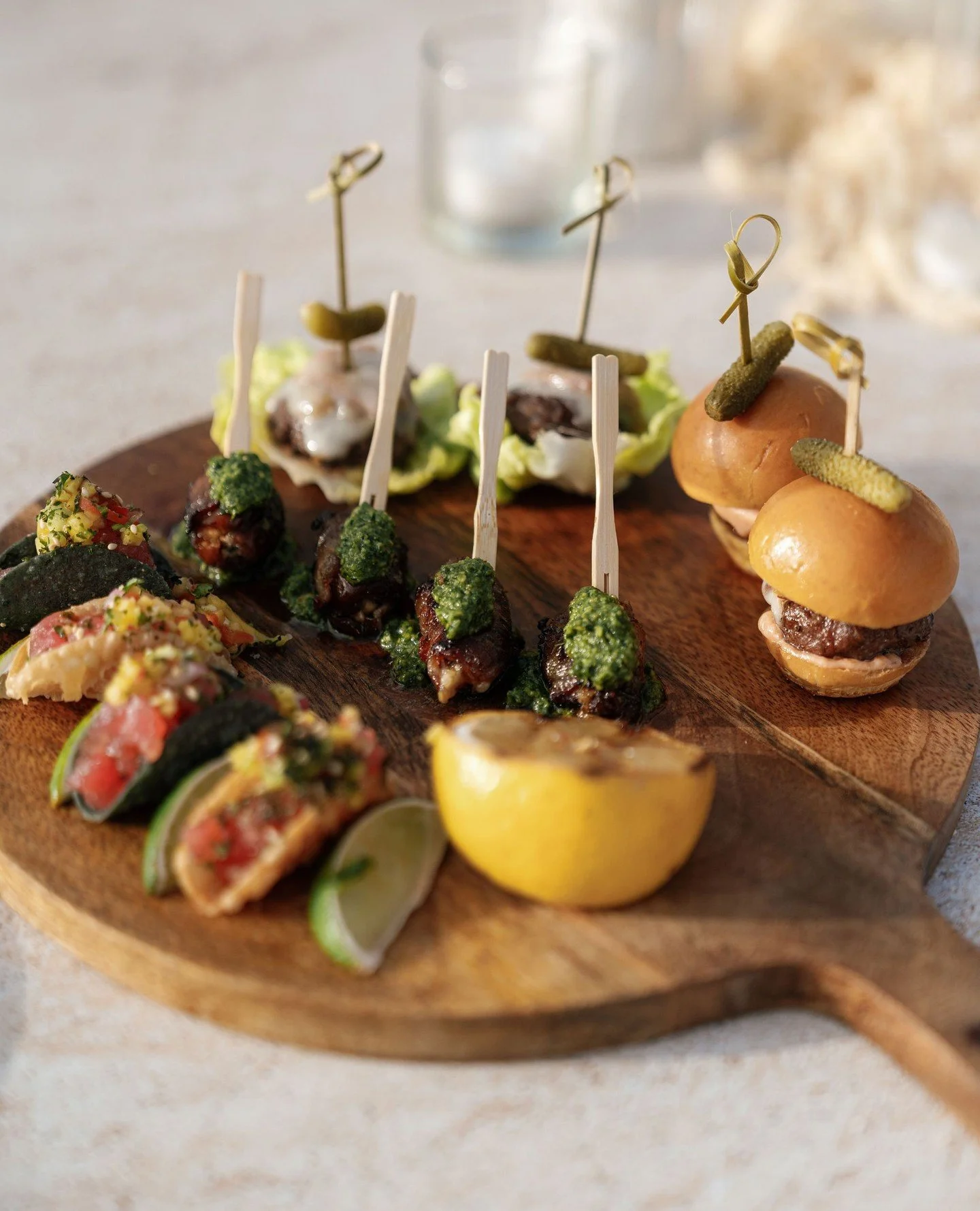A bride &amp; groom appetizer platter is the perfect way to ensure our couples get a chance to enjoy some food while mingling with guests, taking photos &amp; soaking up all the newlywed bliss 🩵⁠
⁠
Vendors-⁠
Design and planning: @treschicaffairs⁠
Ph