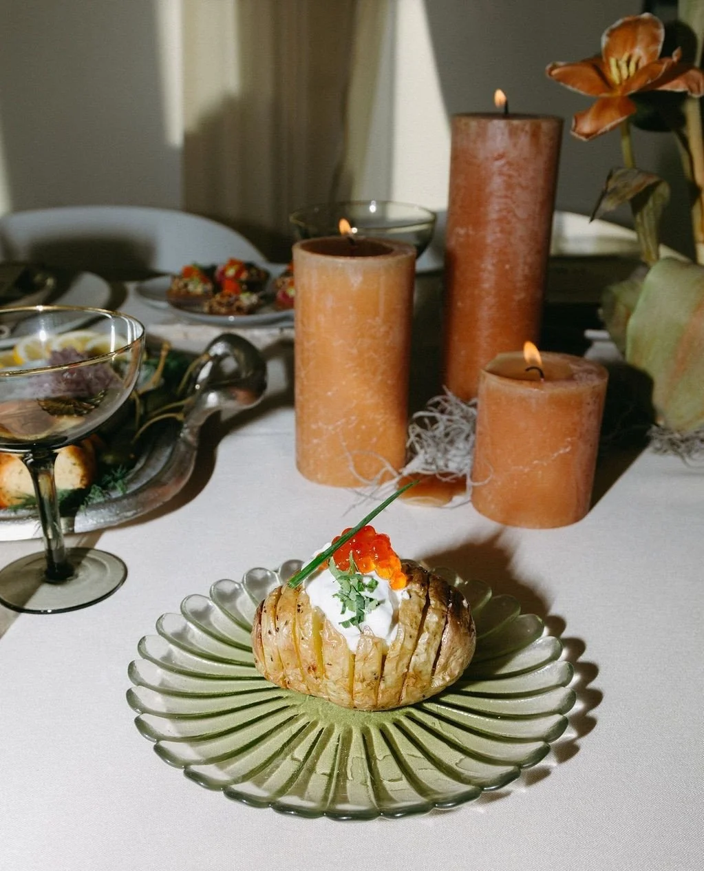 Not your average baked potato 🥔⁠
⁠
Design: @lunawilddesign⁠
Photo: @zoeisabelphotography⁠
Drapery: @questevents_socal⁠
Florals: @levantlane⁠
Tabletop:@catalogatelier⁠
Paper goods: @epochdes⁠
Attire: @christinasfez⁠
HMU: @courtneylaurenbeauty⁠
Food: 
