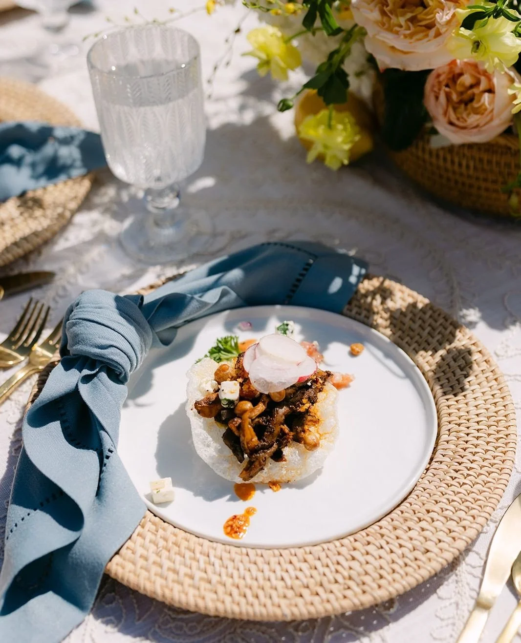 Crispy, vibrant, and completely plant-based! Our Moroccan Spiced Oyster Mushroom with Rice Crisp Tostada is both gluten free and vegetarian ✨️⁠
⁠
⁠
Host | @curatecalifornia_ ⁠
Planner + Design | @evermorevent⁠
Venue + Wine | @ranchoguejitoweddings @r