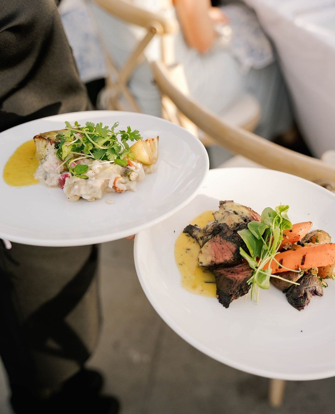 Herb-crusted hanger steak with b&eacute;arnaise beurre fondue, fingerling potatoes, and blistered carrots, or pan-roasted barramundi with Venetian risotto, asparagus, artichoke, and truffle... which would you choose? 😍⁠
⁠
Planning: @rowynevents⁠
Ven