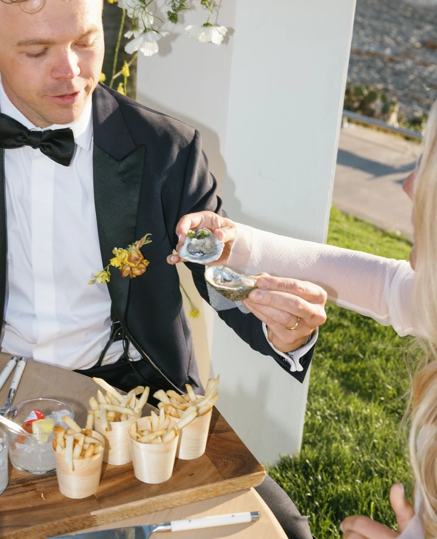 Oysters in hand and the celebration just getting started! 🦪⁠
⁠
Venue: Scripps Seaside Forum⁠
Planning &amp; design: @treschicaffairs⁠
Photography: @jesslivingphoto⁠
Video: @ironandfern⁠
Florals: @flor.esarturo⁠
Catering: @coastcatering⁠
Bar: @giusep