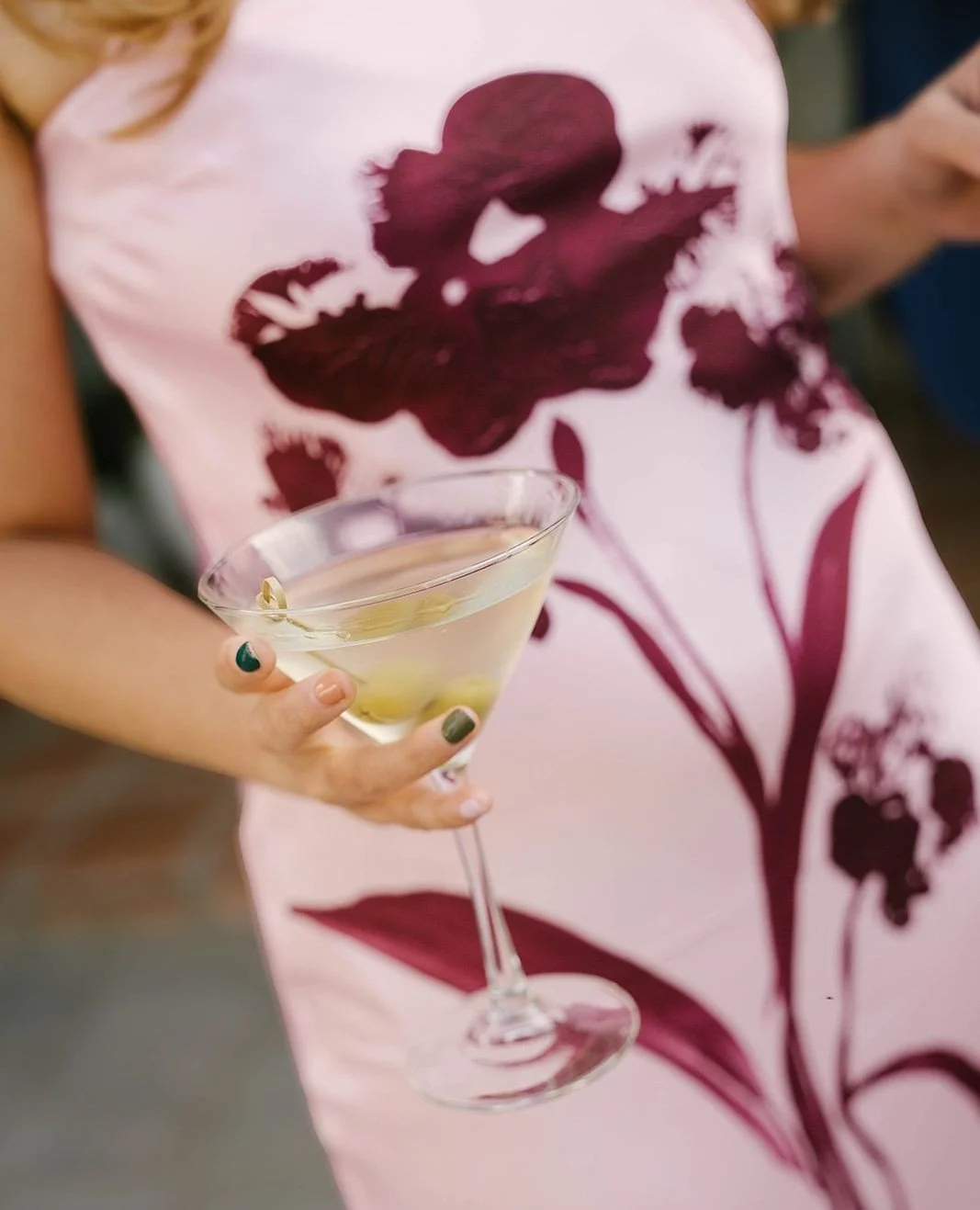 nothing beats a well made martini 🍸️⁠
⁠
⁠
Planning: @rowynevents⁠
Venue: @jeuneperche⁠
Photo/video: @204_weddings⁠
Content creation: @paralanovia_⁠
Florals: @parkerandposies⁠
Rentals: @adorefolklore⁠
Linens: @bbjlatavola⁠
Catering/bar: @coastcaterin