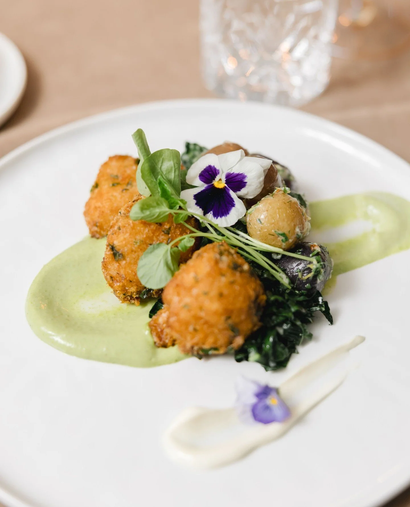 Our Mock Fried Chicken is a delicious option for your gluten-free and vegan guests! Crispy Cauliflower Wedges paired with vegan Green Goddess dressing, warm fingerling potato salad, and a fresh mix of baby kale, cress &amp; microgreens ✨️⁠
⁠
⁠
Photog