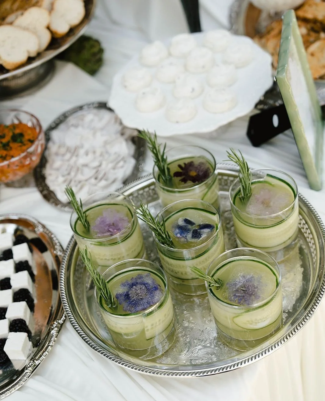 Our Cucumber Agua Fresca looks just as good as it tastes 🌸⁠
⁠
⁠
Hosts: @flower.snob @bashboulevard⁠
Planning and Design: @bashboulevard⁠
Venue: @ivymanortemecula⁠
Florist &amp; Design: @flower.snob⁠
Lead Photographer: @mirandatatephotography⁠
Lead V