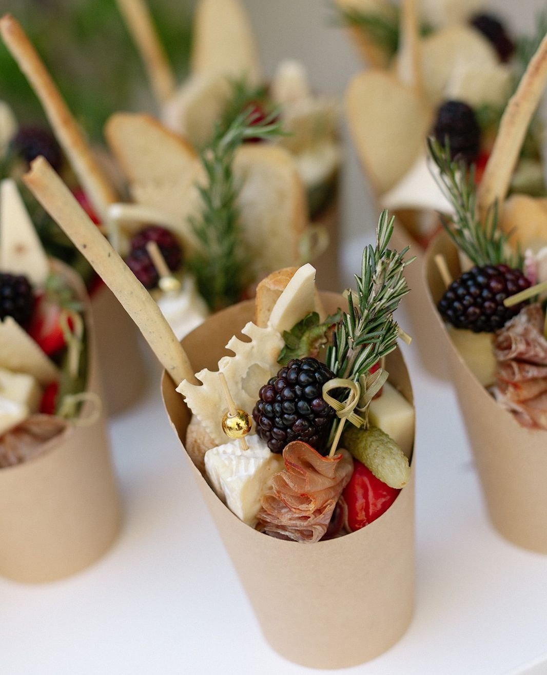 Say hello to our char *cute* rie cups 😉🧀⁠
⁠
Venue: @jeuneperche⁠
Planning: @laurelstreetevents⁠
Photography: @nataliejoymitchell⁠
Catering: @coastcatering⁠
Rentals: @crown_rentals⁠
Florals: @bestbudevents ⁠
HMUA: @sharonypark⁠
Bar: @swiftandgranite