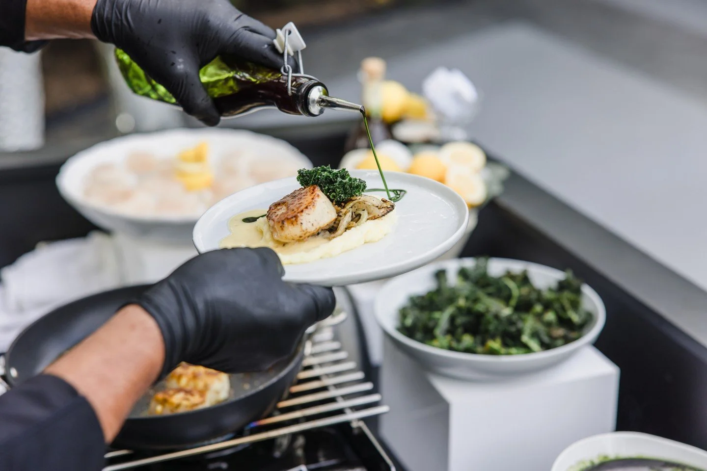A peek at our chef attended action station with our Fennel Pollen Dusted Pan Roasted Sea Scallops ✨️⁠
⁠
Photo: @saltandsolstudios